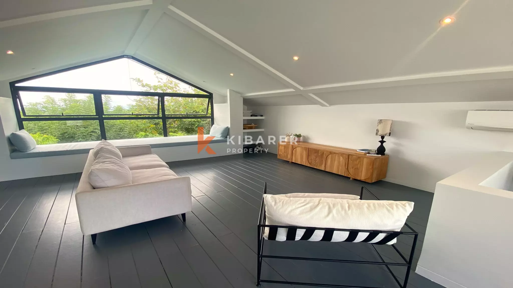 Spacious and Elegant Four-Bedrooms Plus Studio and Entertainment Room Located in Uluwatu