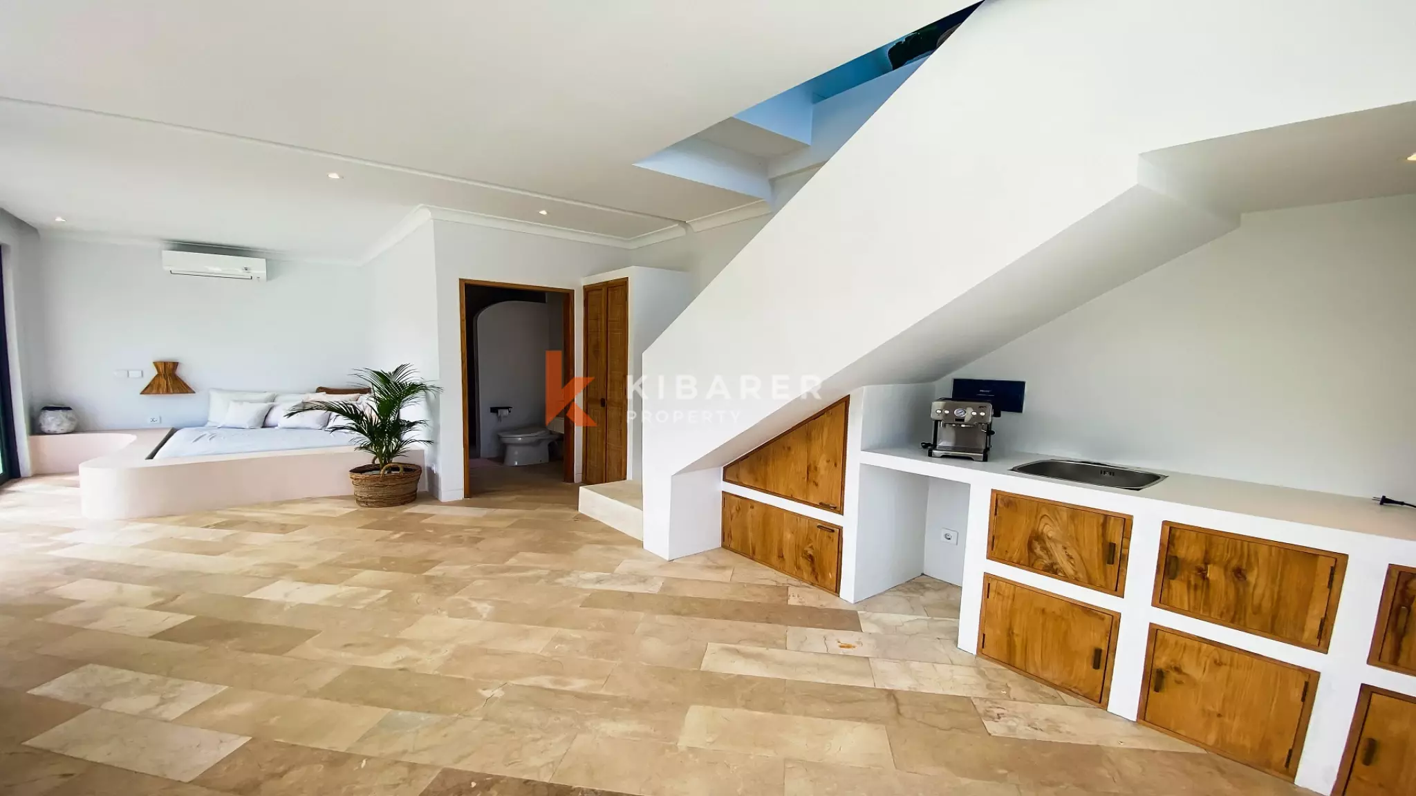 Spacious and Elegant Four-Bedrooms Plus Studio and Entertainment Room Located in Uluwatu