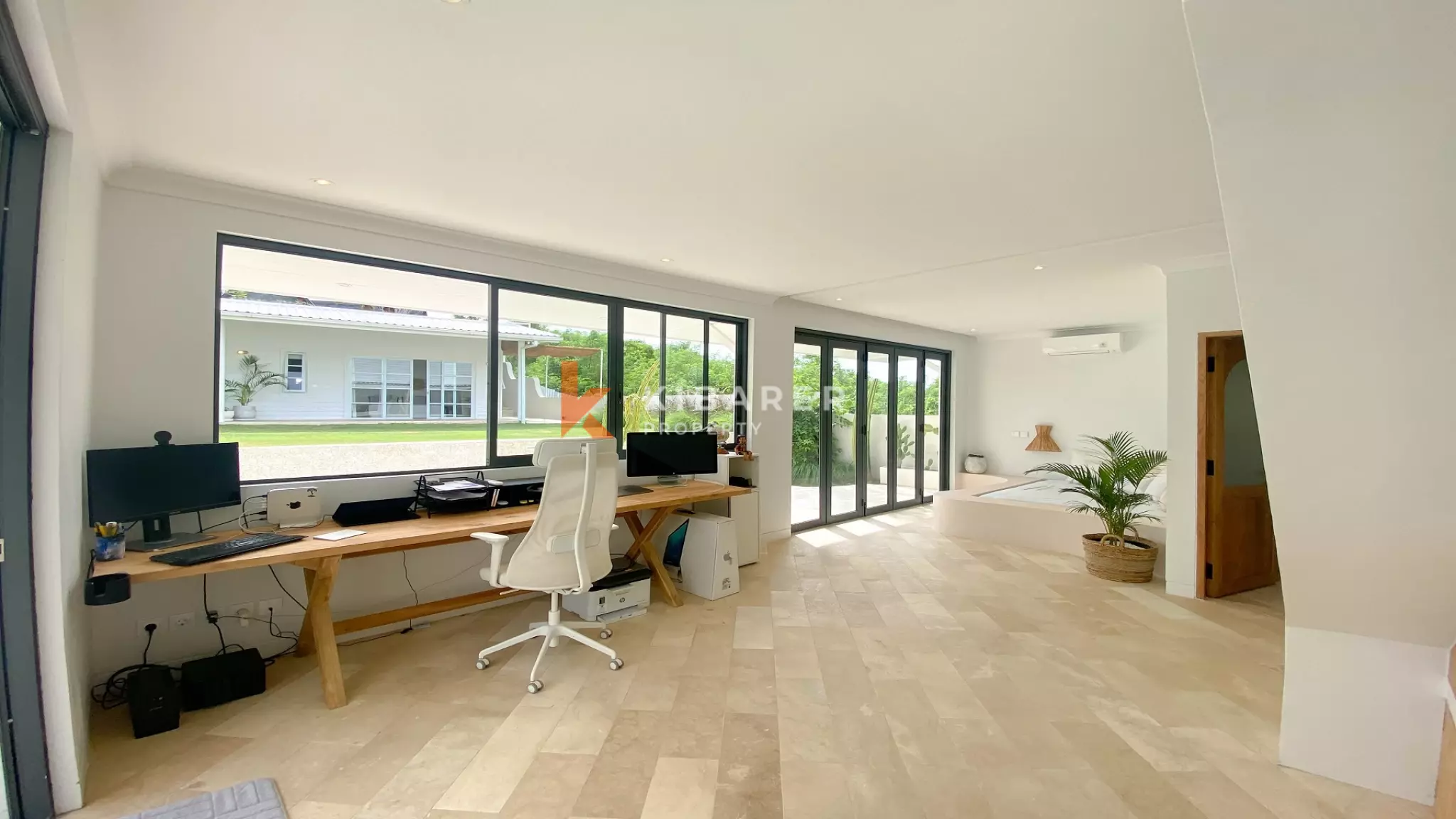 Spacious and Elegant Four-Bedrooms Plus Studio and Entertainment Room Located in Uluwatu