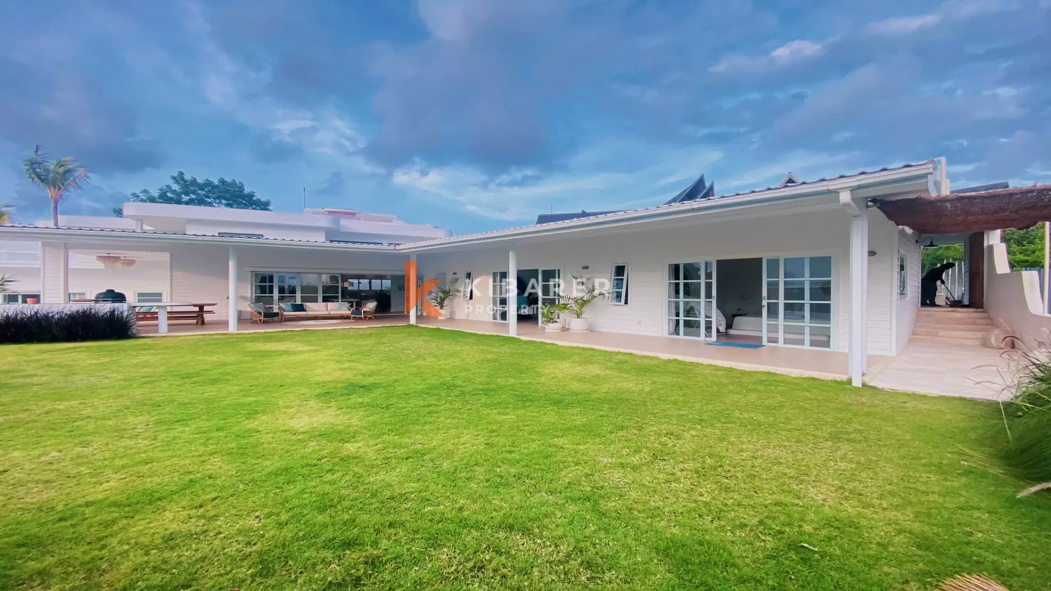 Spacious and Elegant Four-Bedrooms Plus Studio and Entertainment Room Located in Uluwatu