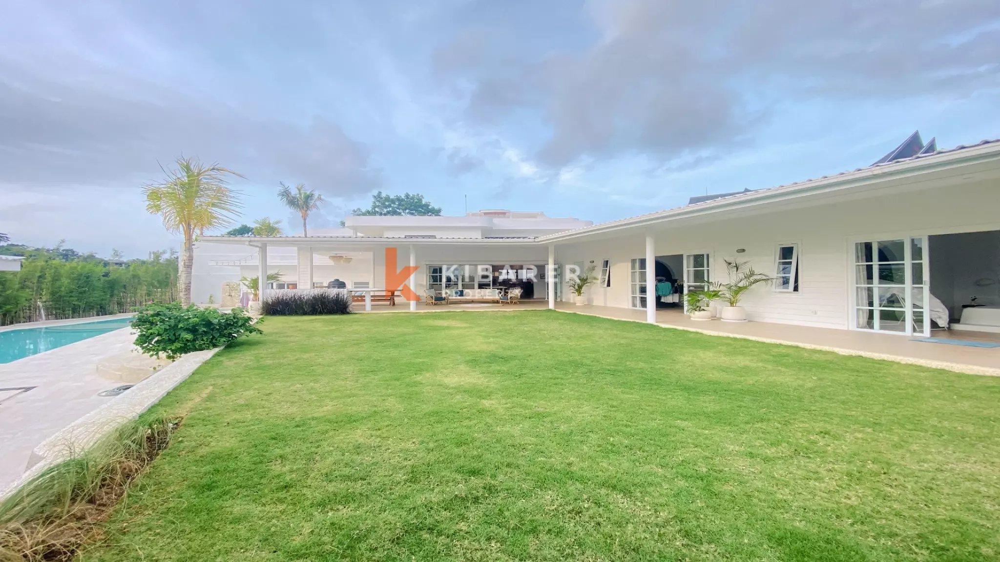 Spacious and Elegant Four-Bedrooms Plus Studio and Entertainment Room Located in Uluwatu