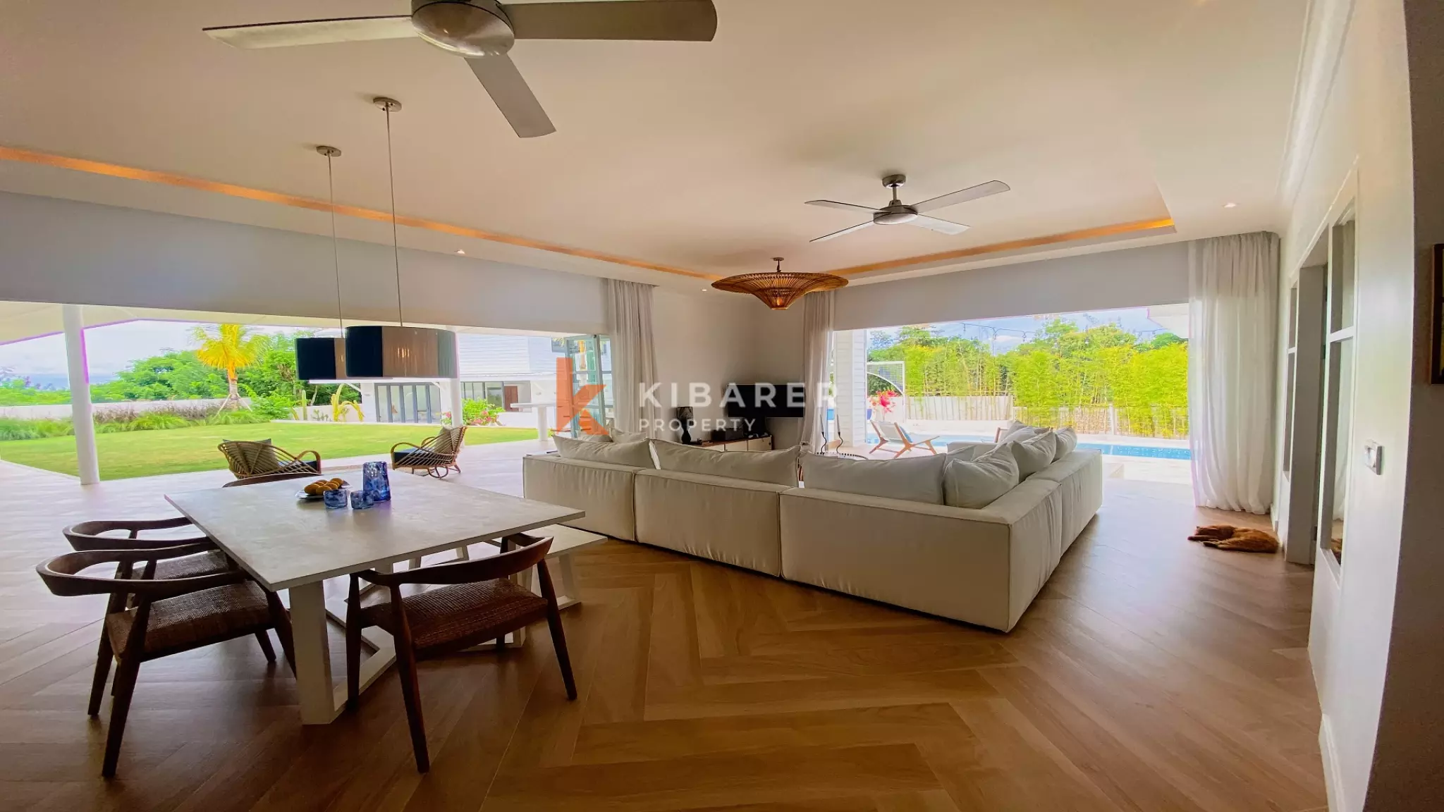 Spacious and Elegant Four-Bedrooms Plus Studio and Entertainment Room Located in Uluwatu