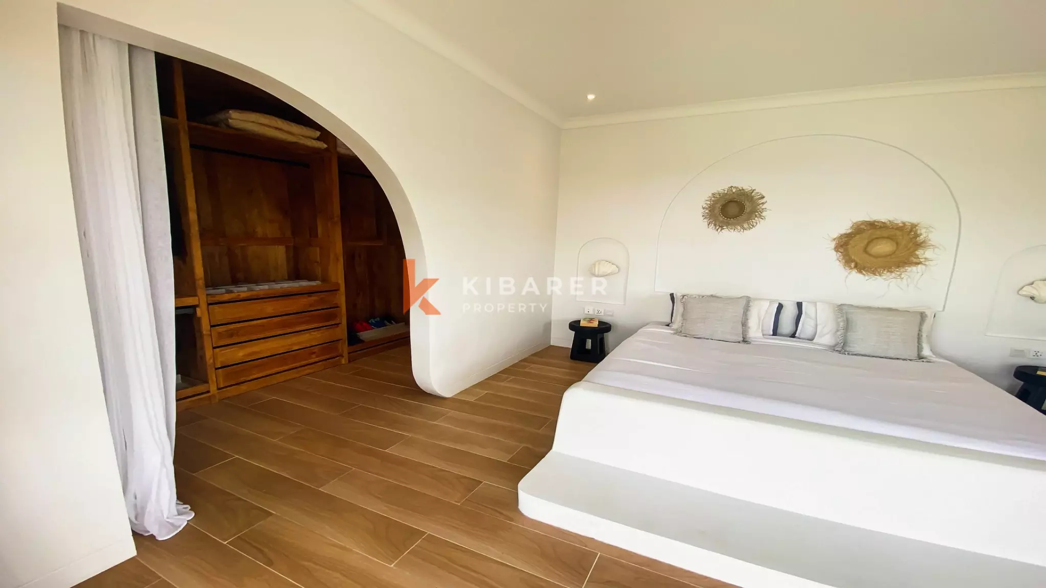 Spacious and Elegant Four-Bedrooms Plus Studio and Entertainment Room Located in Uluwatu