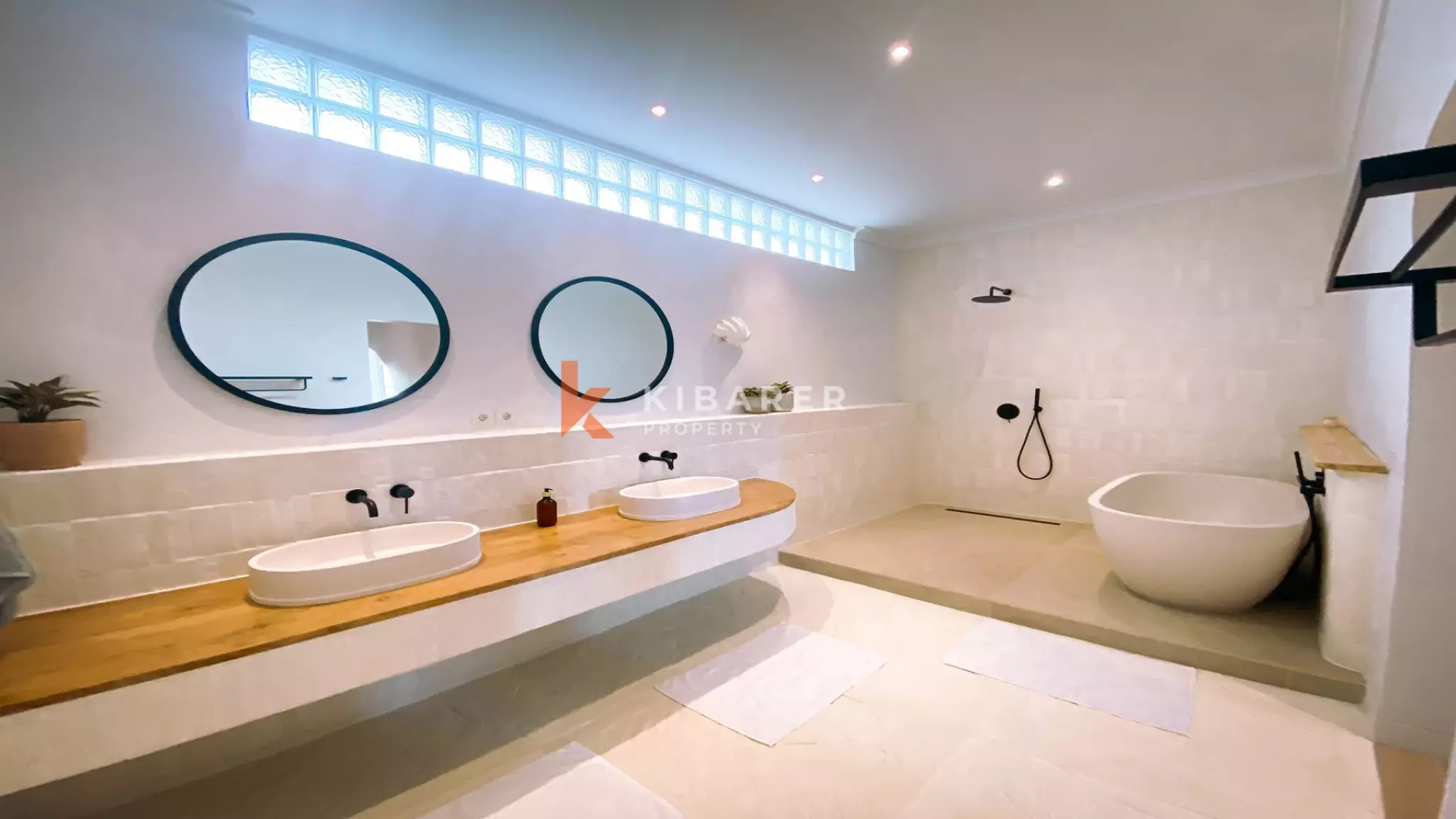 Spacious and Elegant Four-Bedrooms Plus Studio and Entertainment Room Located in Uluwatu