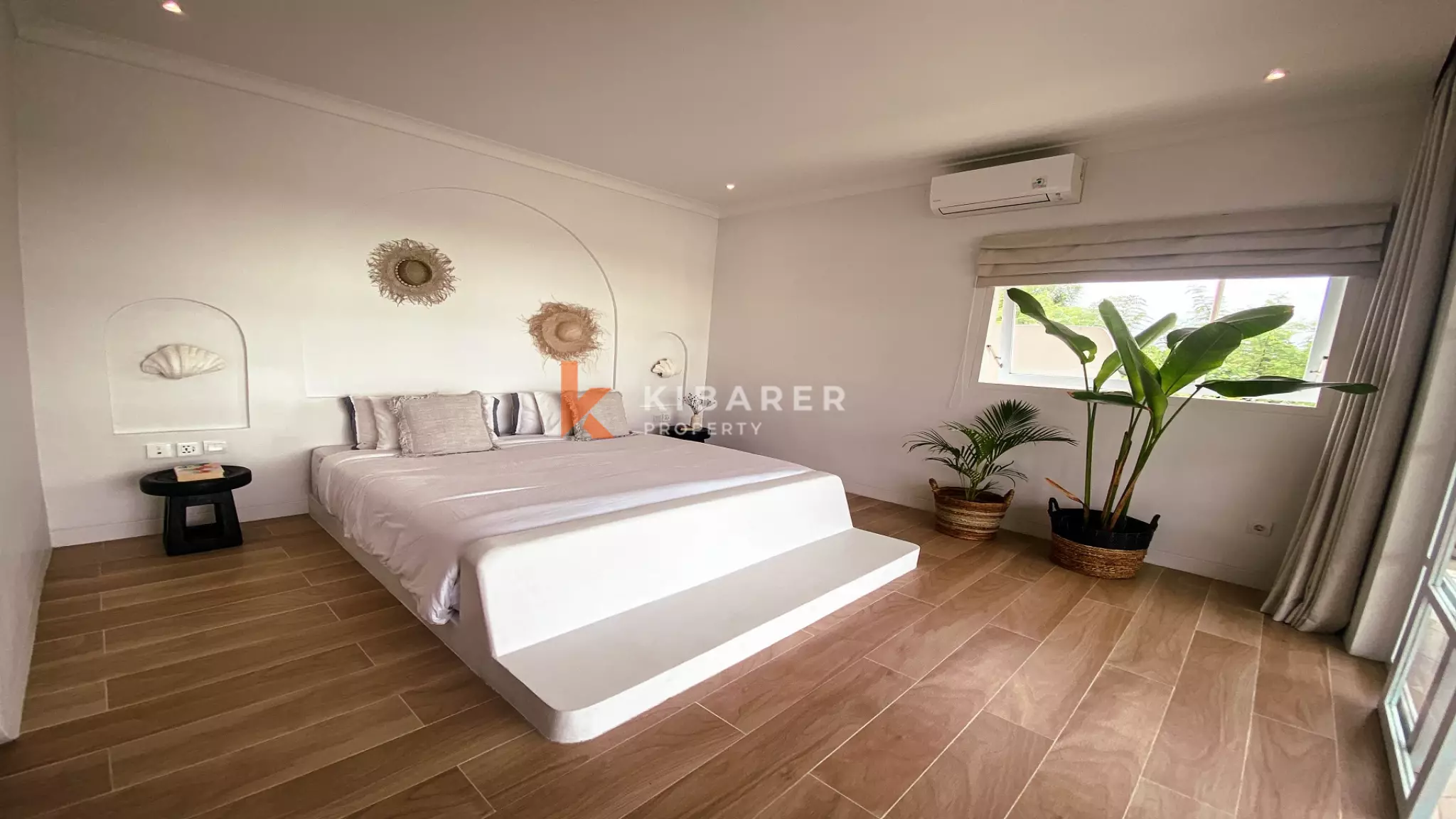 Spacious and Elegant Four-Bedrooms Plus Studio and Entertainment Room Located in Uluwatu