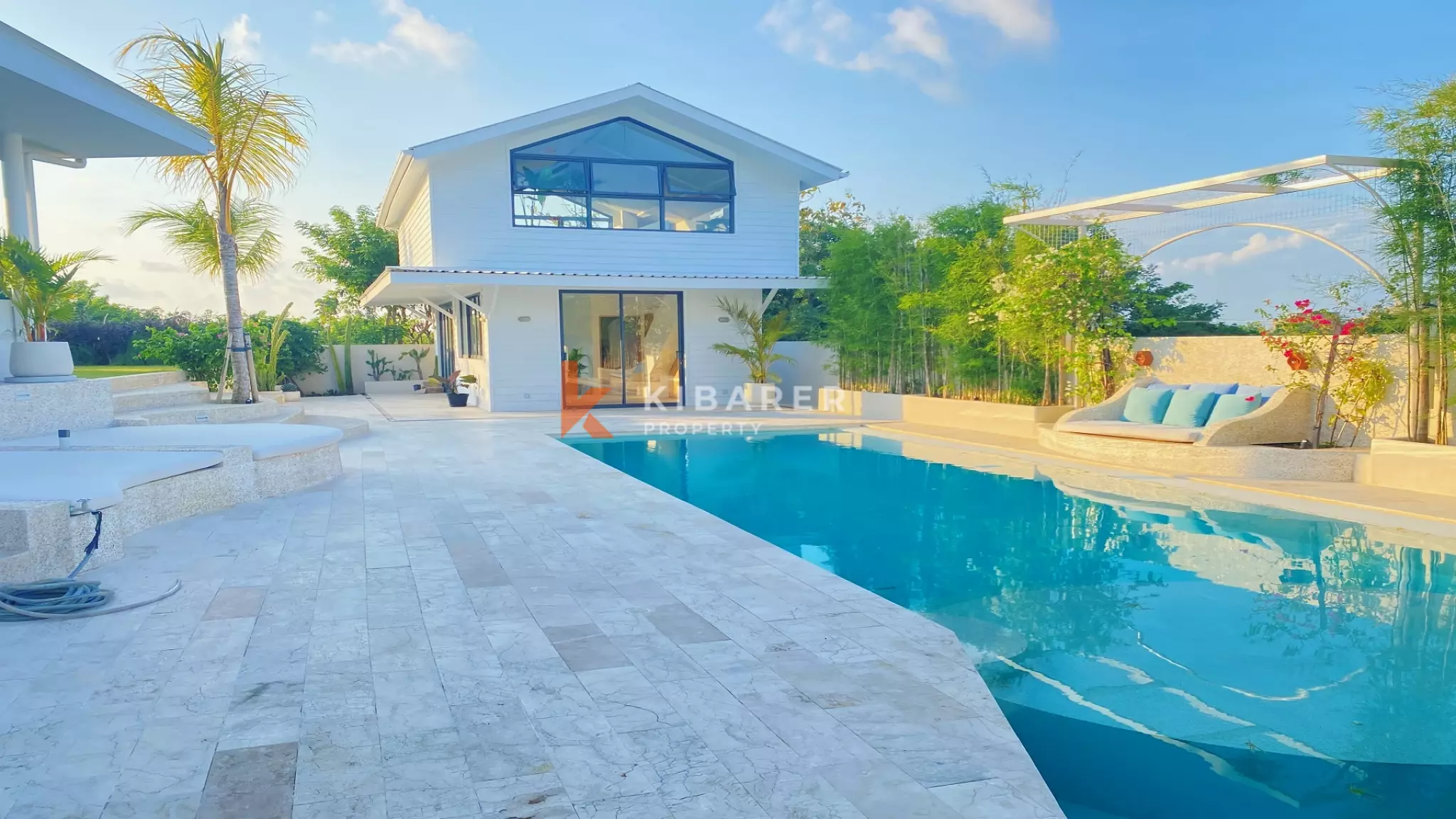 Spacious and Elegant Four-Bedrooms Plus Studio and Entertainment Room Located in Uluwatu