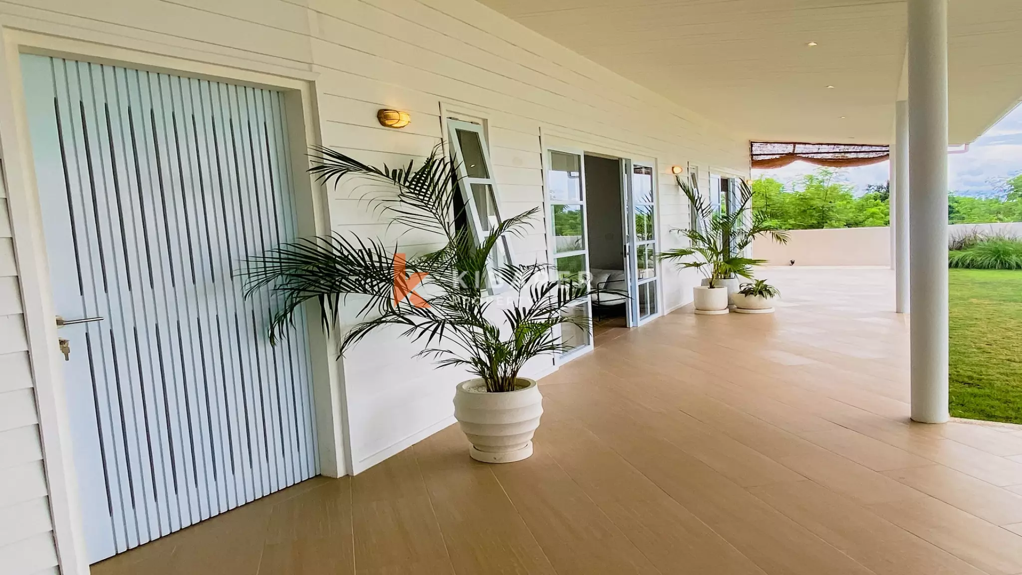 Spacious and Elegant Four-Bedrooms Plus Studio and Entertainment Room Located in Uluwatu