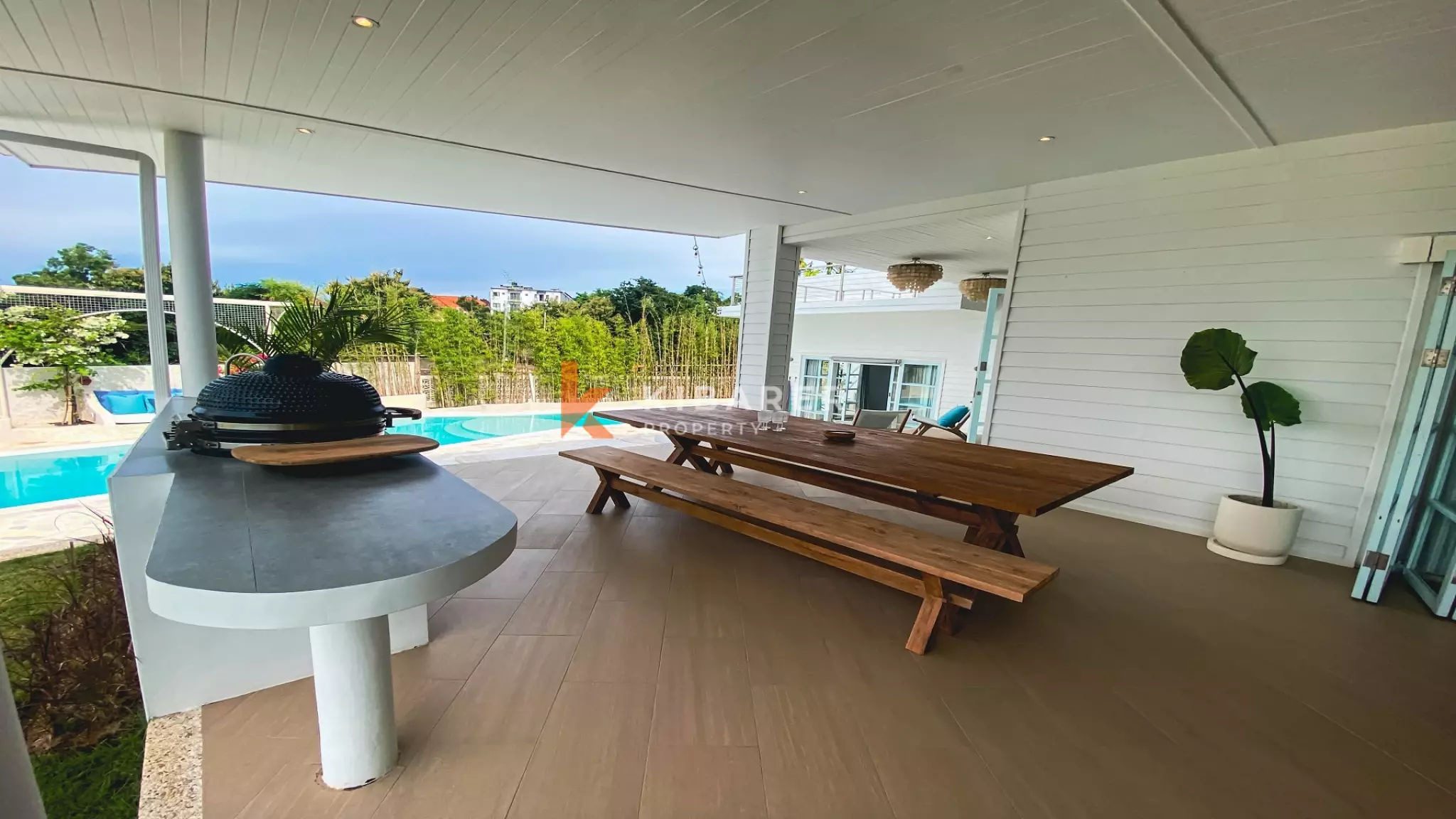 Spacious and Elegant Four-Bedrooms Plus Studio and Entertainment Room Located in Uluwatu