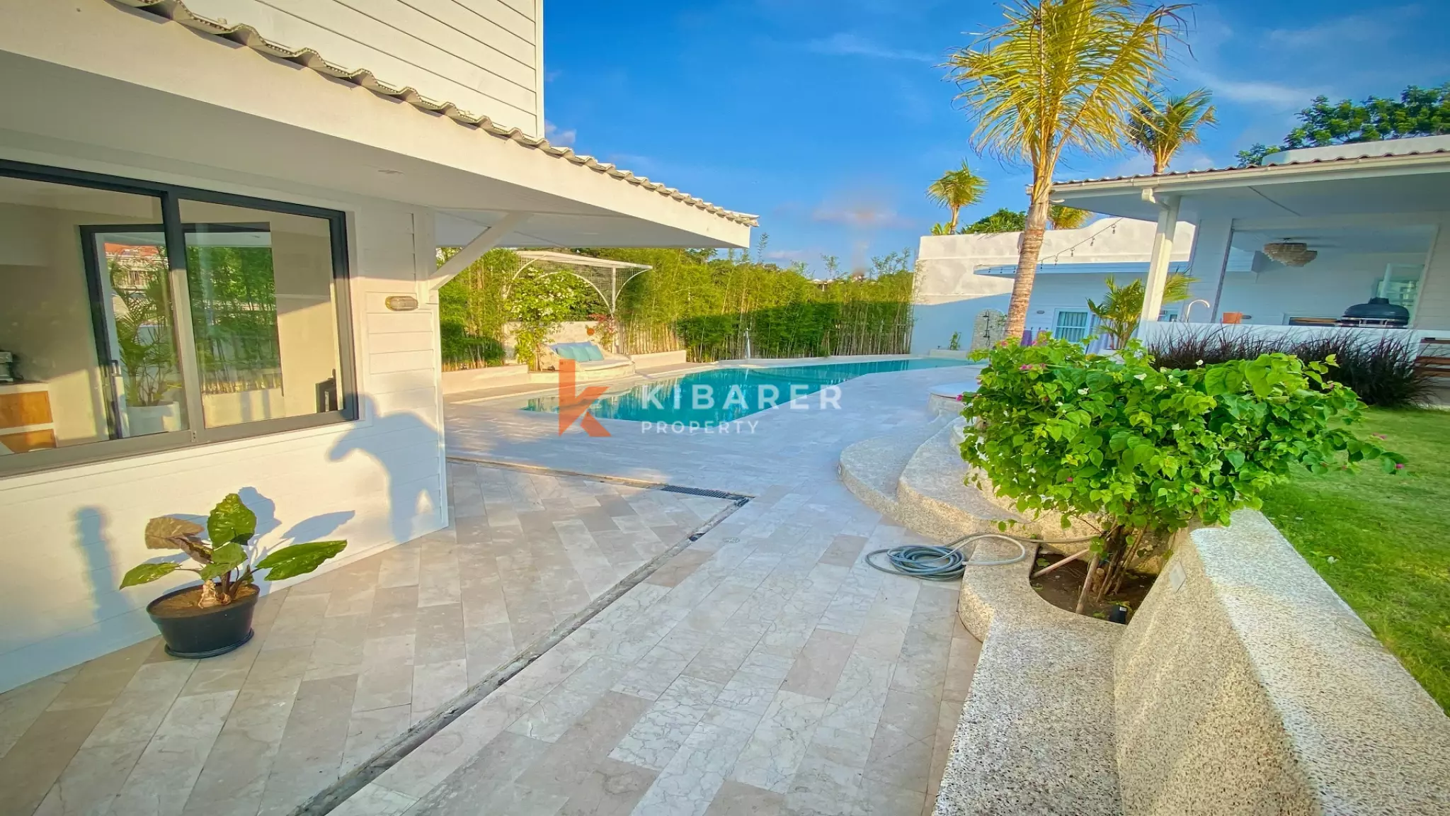 Spacious and Elegant Four-Bedrooms Plus Studio and Entertainment Room Located in Uluwatu