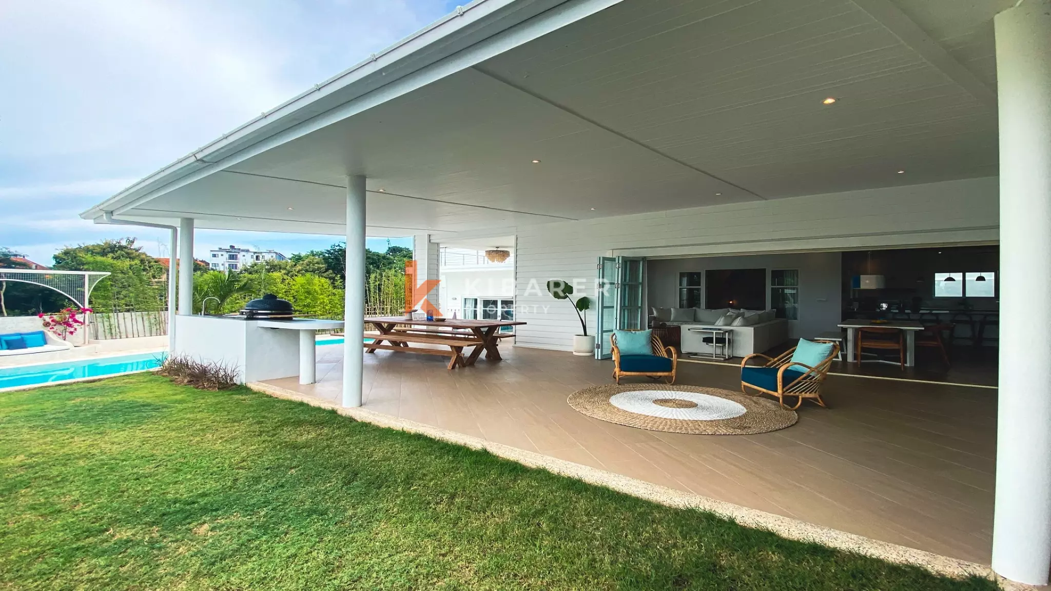 Spacious and Elegant Four-Bedrooms Plus Studio and Entertainment Room Located in Uluwatu