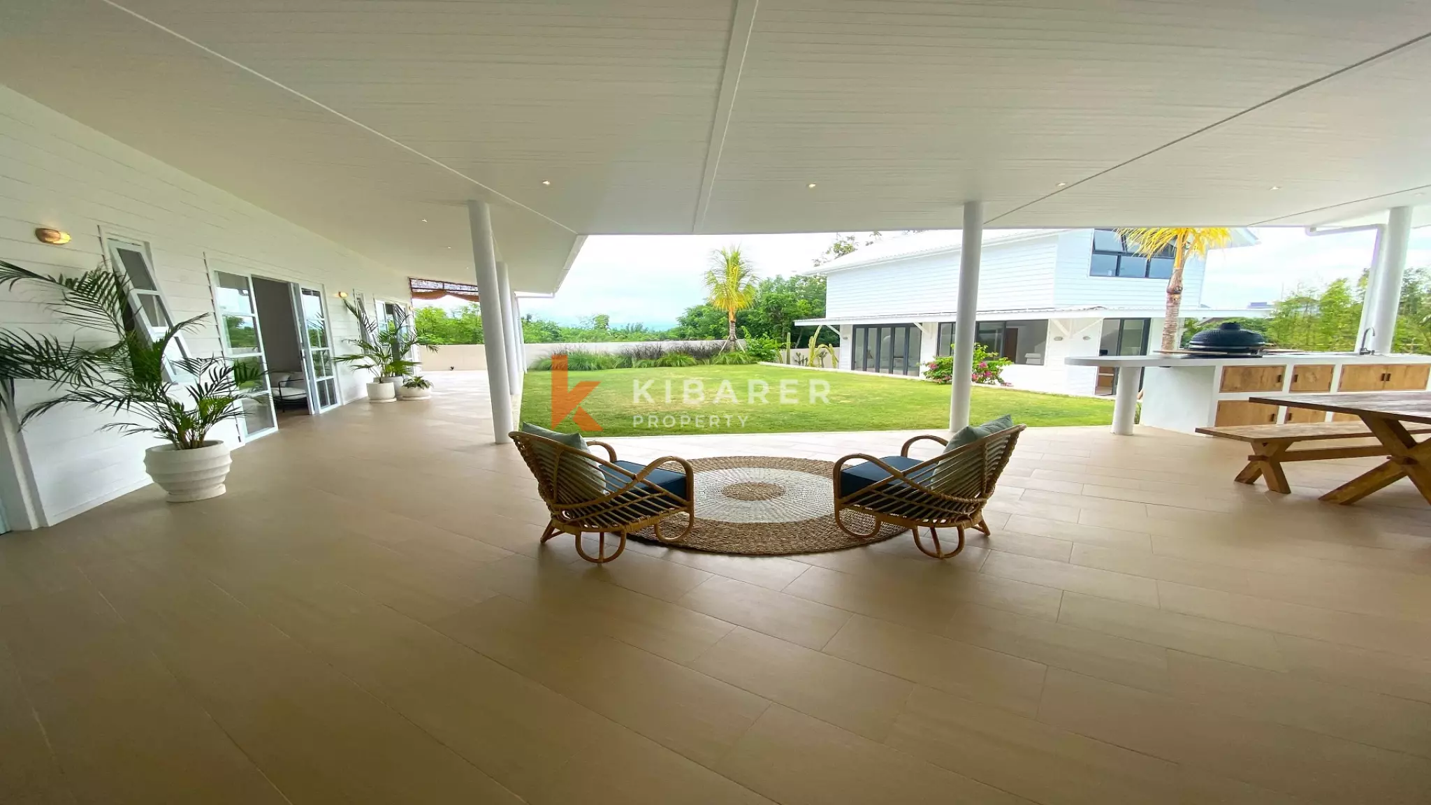 Spacious and Elegant Four-Bedrooms Plus Studio and Entertainment Room Located in Uluwatu