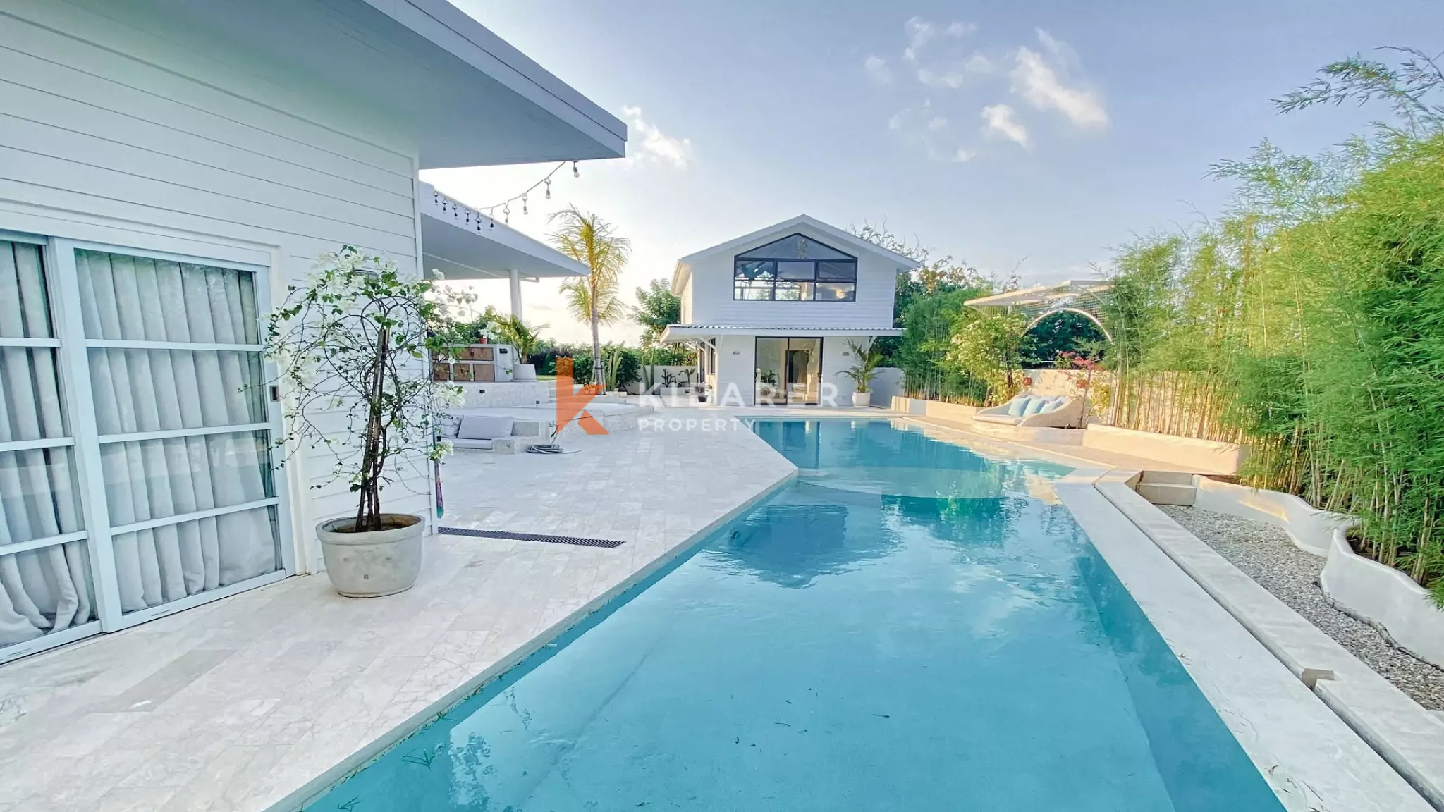 Spacious and Elegant Four-Bedrooms Plus Studio and Entertainment Room Located in Uluwatu