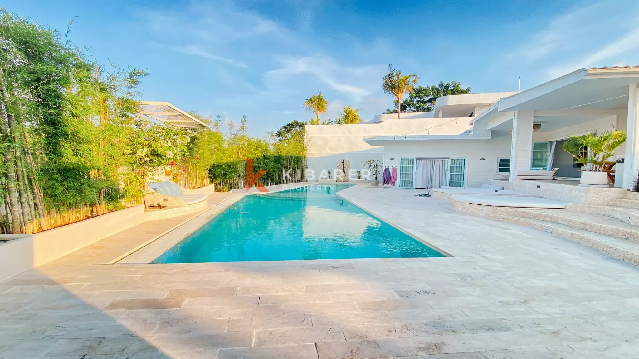 Spacious and Elegant Four-Bedrooms Plus Studio and Entertainment Room Located in Uluwatu