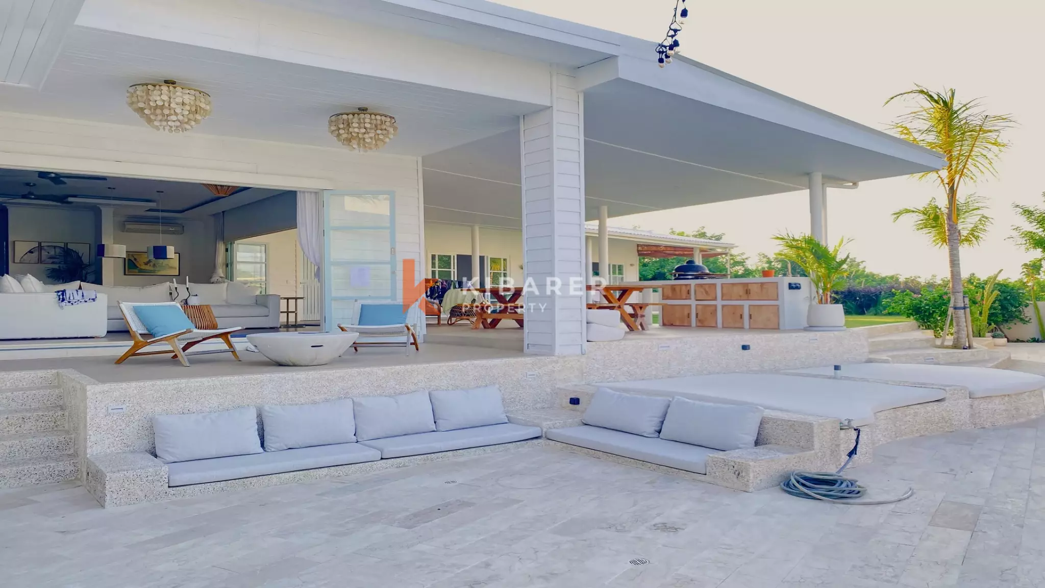 Spacious and Elegant Four-Bedrooms Plus Studio and Entertainment Room Located in Uluwatu