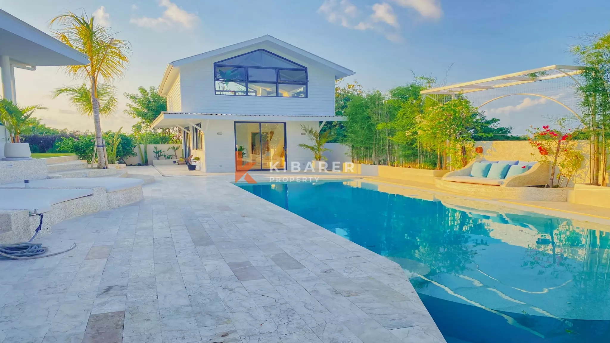 Spacious and Elegant Four-Bedrooms Plus Studio and Entertainment Room Located in Uluwatu