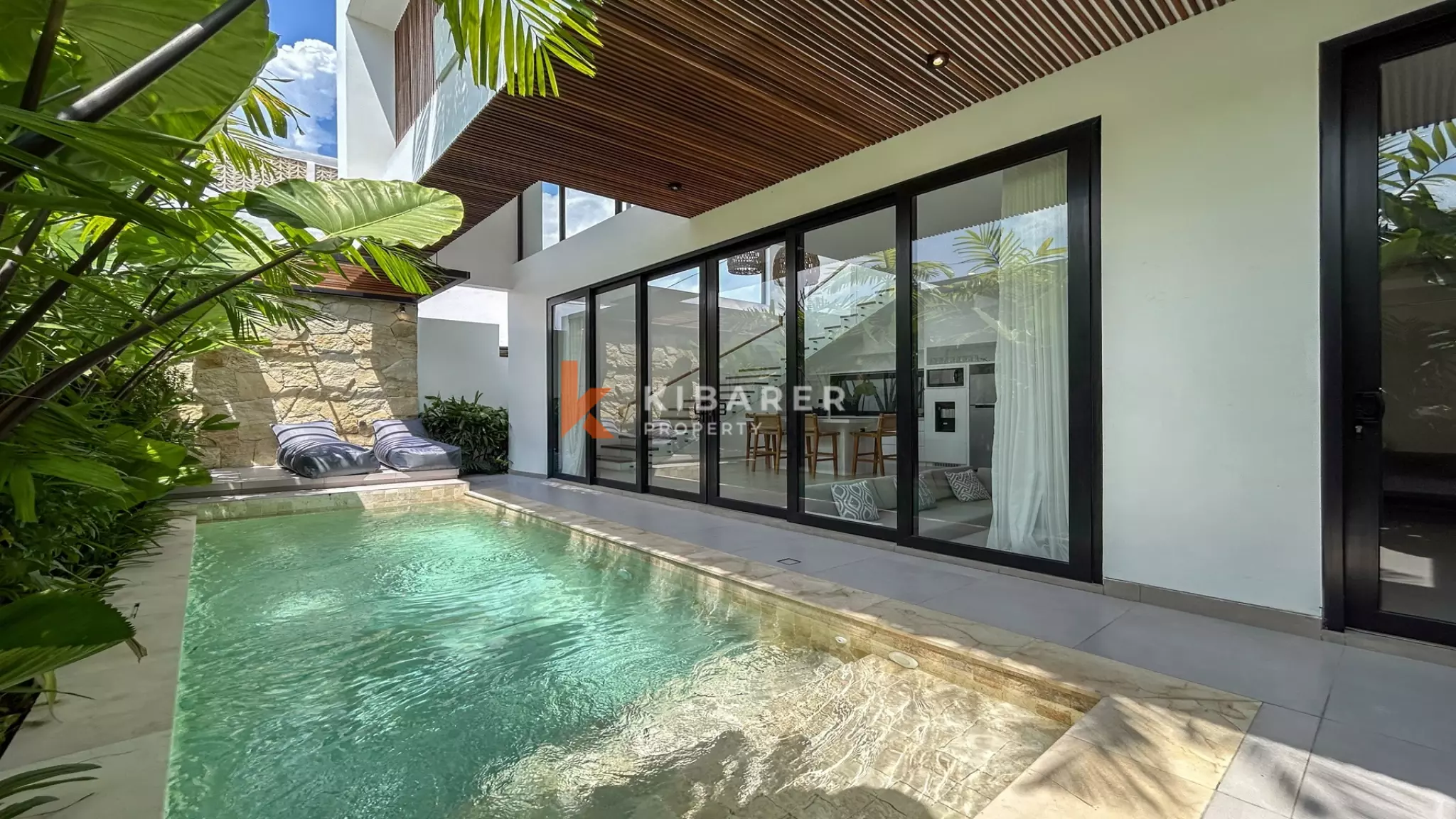 Villa tropicale contemporaine de deux chambres avec piscine privée à Batu Bolong, un emplacement de choix