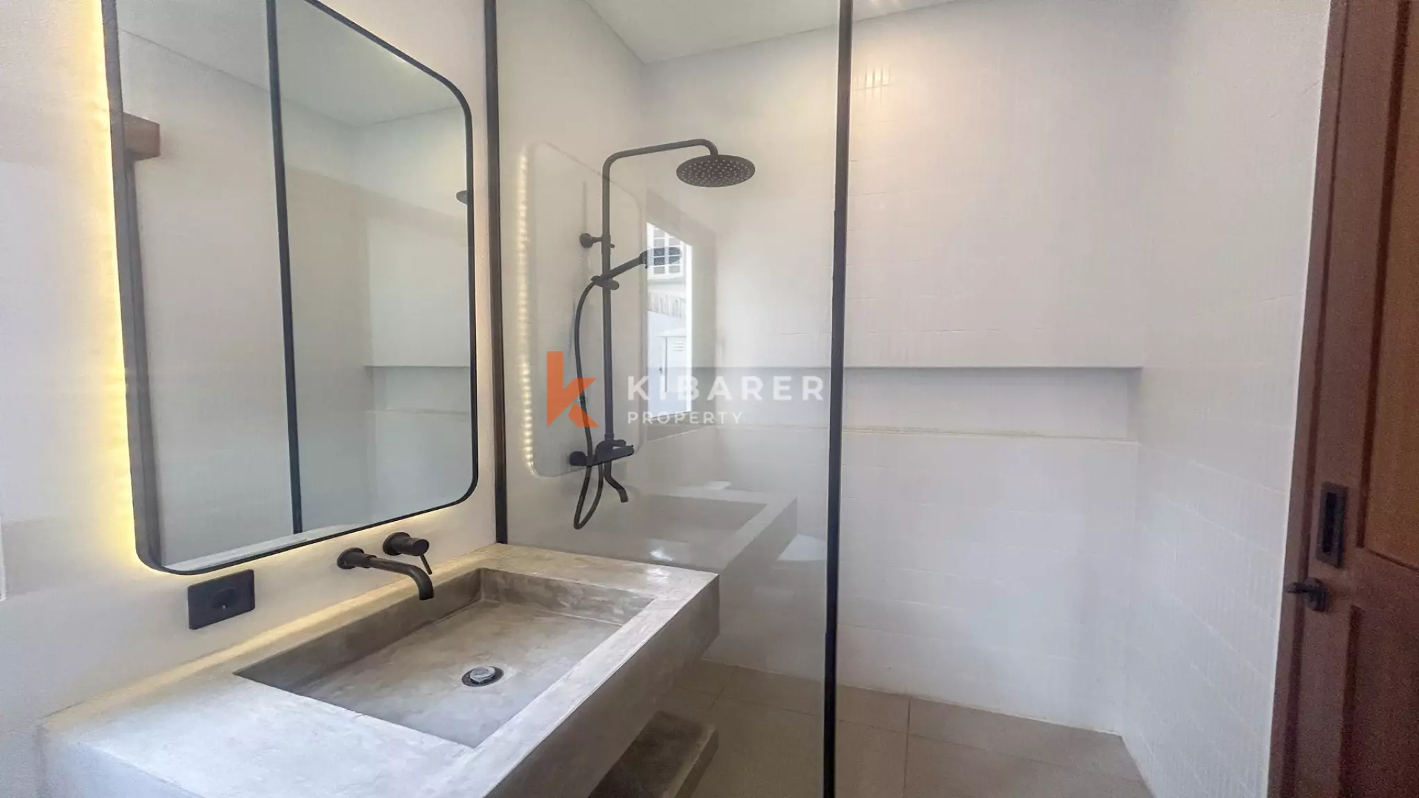 Villa tropicale contemporaine de deux chambres avec piscine privée à Batu Bolong, un emplacement de choix