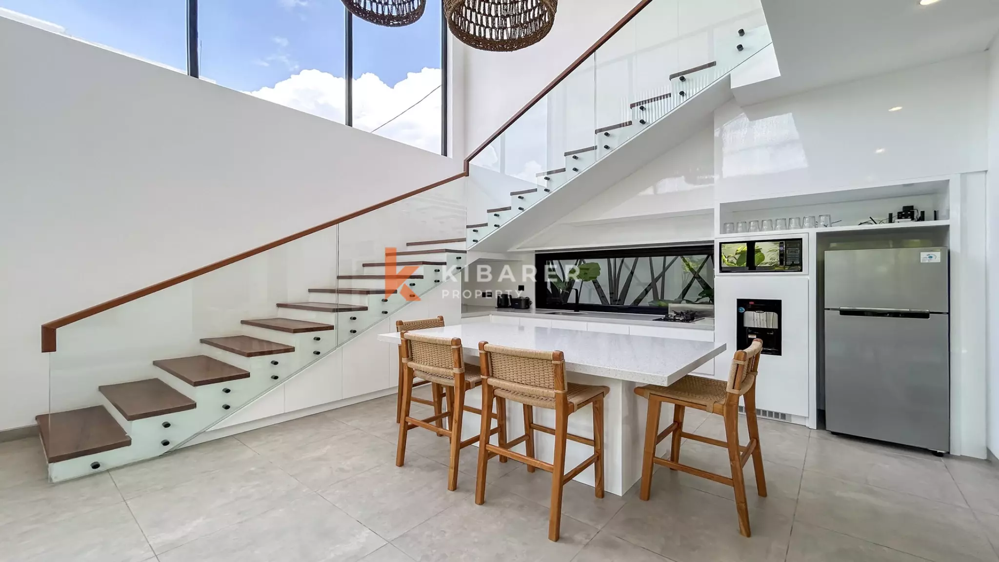 Villa tropicale contemporaine de deux chambres avec piscine privée à Batu Bolong, un emplacement de choix