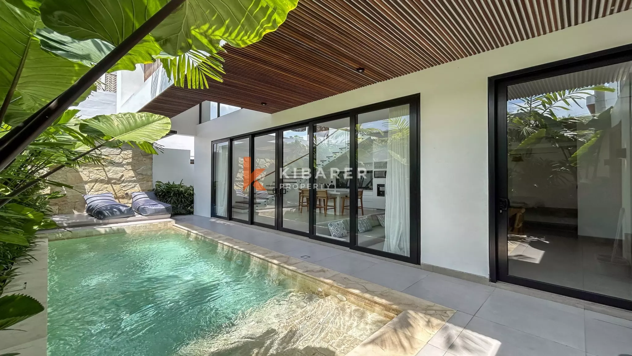 Villa tropicale contemporaine de deux chambres avec piscine privée à Batu Bolong, un emplacement de choix