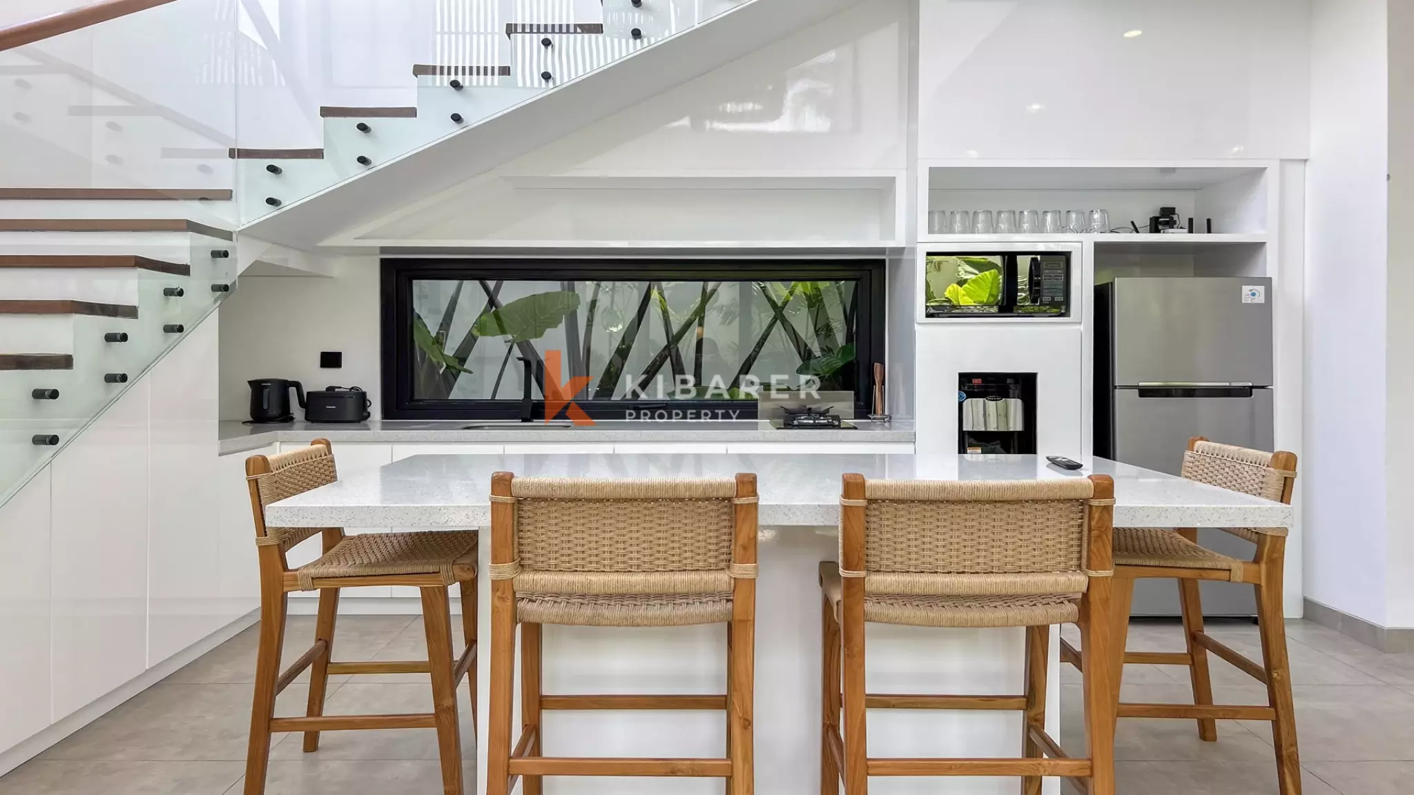 Villa tropicale contemporaine de deux chambres avec piscine privée à Batu Bolong, un emplacement de choix