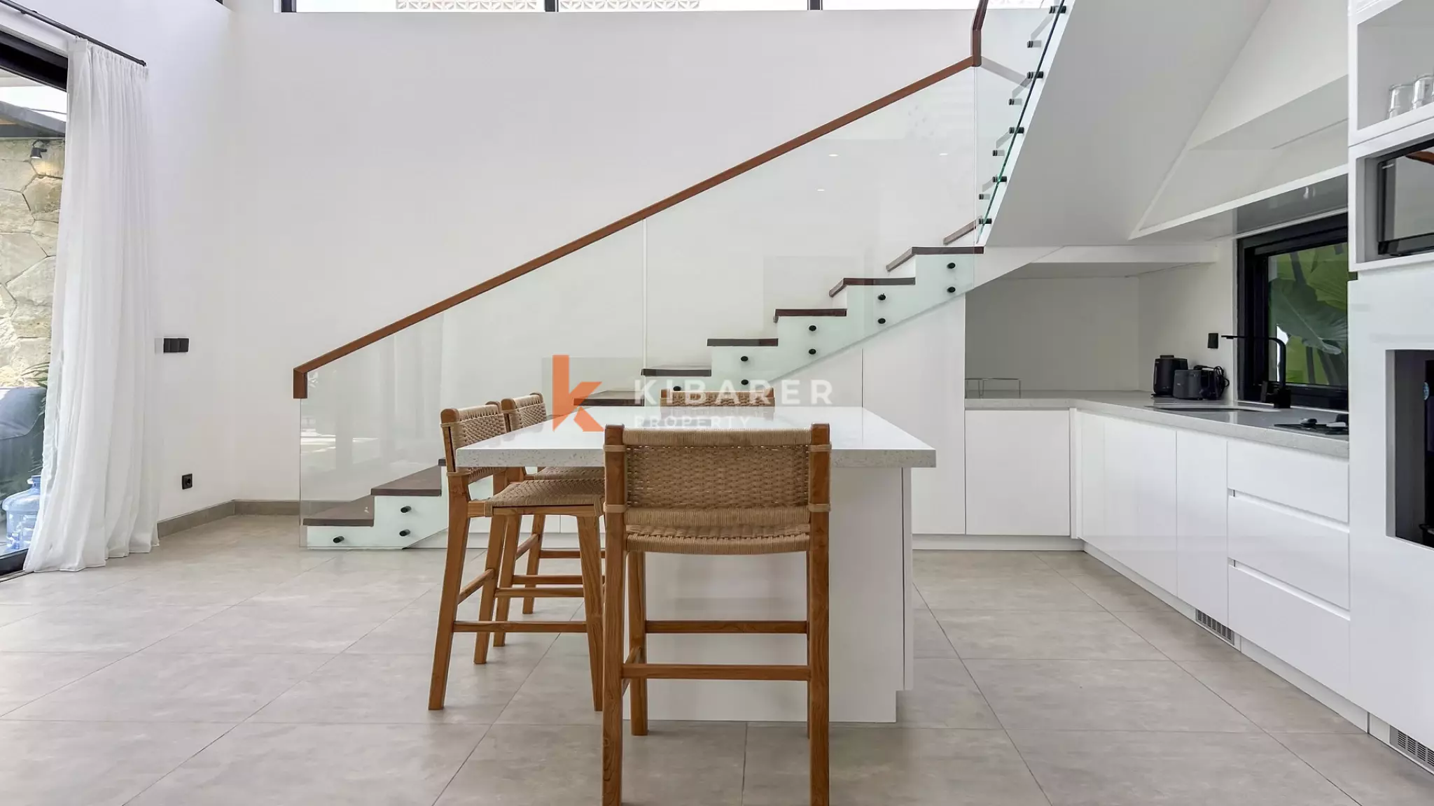 Villa tropicale contemporaine de deux chambres avec piscine privée à Batu Bolong, un emplacement de choix