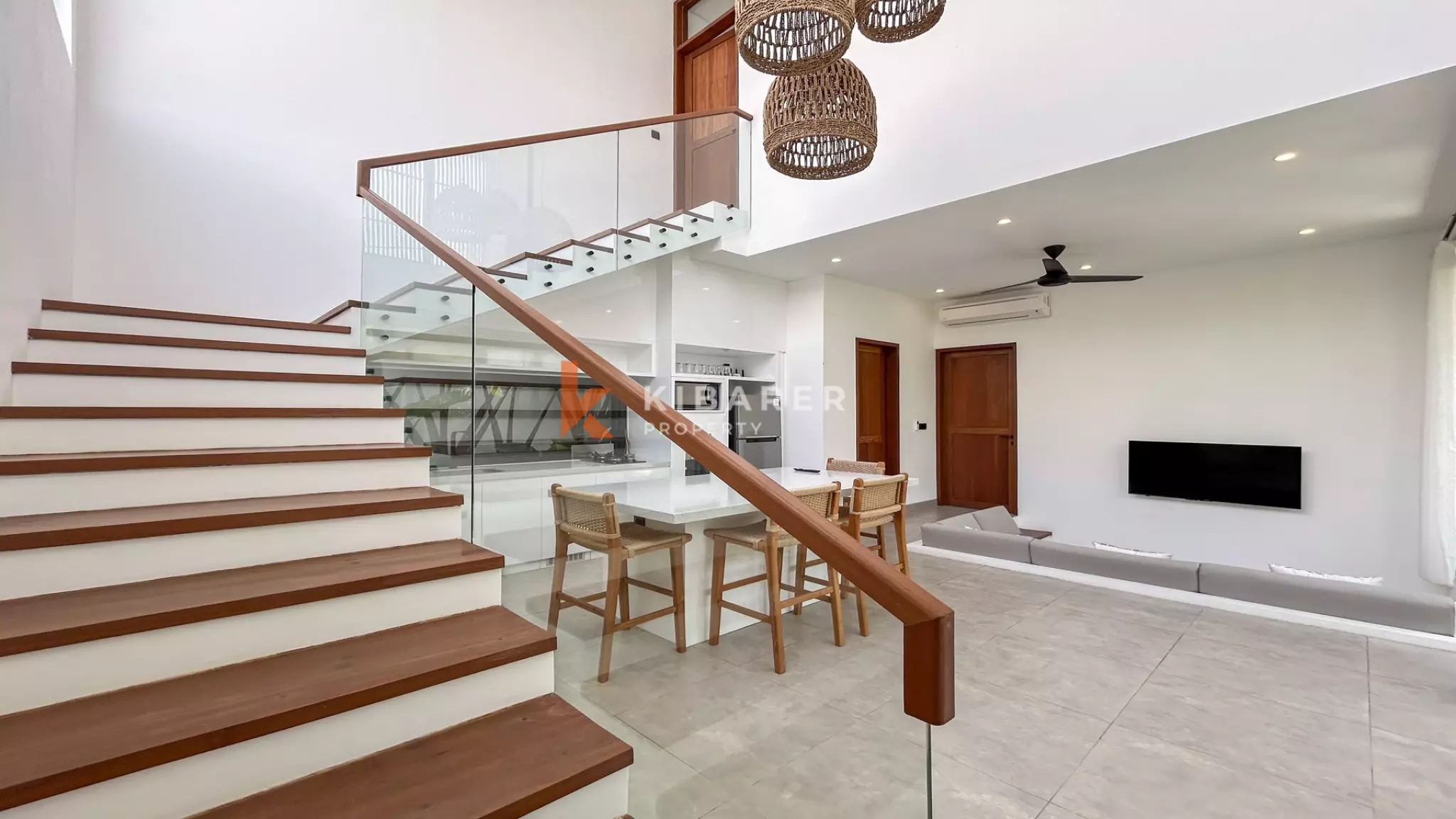 Villa tropicale contemporaine de deux chambres avec piscine privée à Batu Bolong, un emplacement de choix