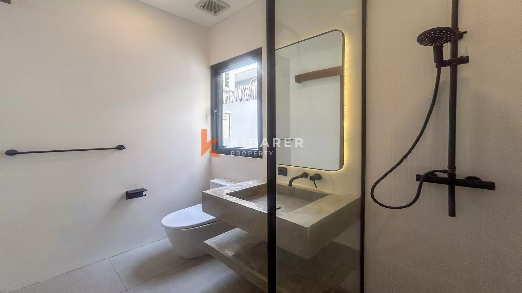 Villa tropicale contemporaine de deux chambres avec piscine privée à Batu Bolong, un emplacement de choix