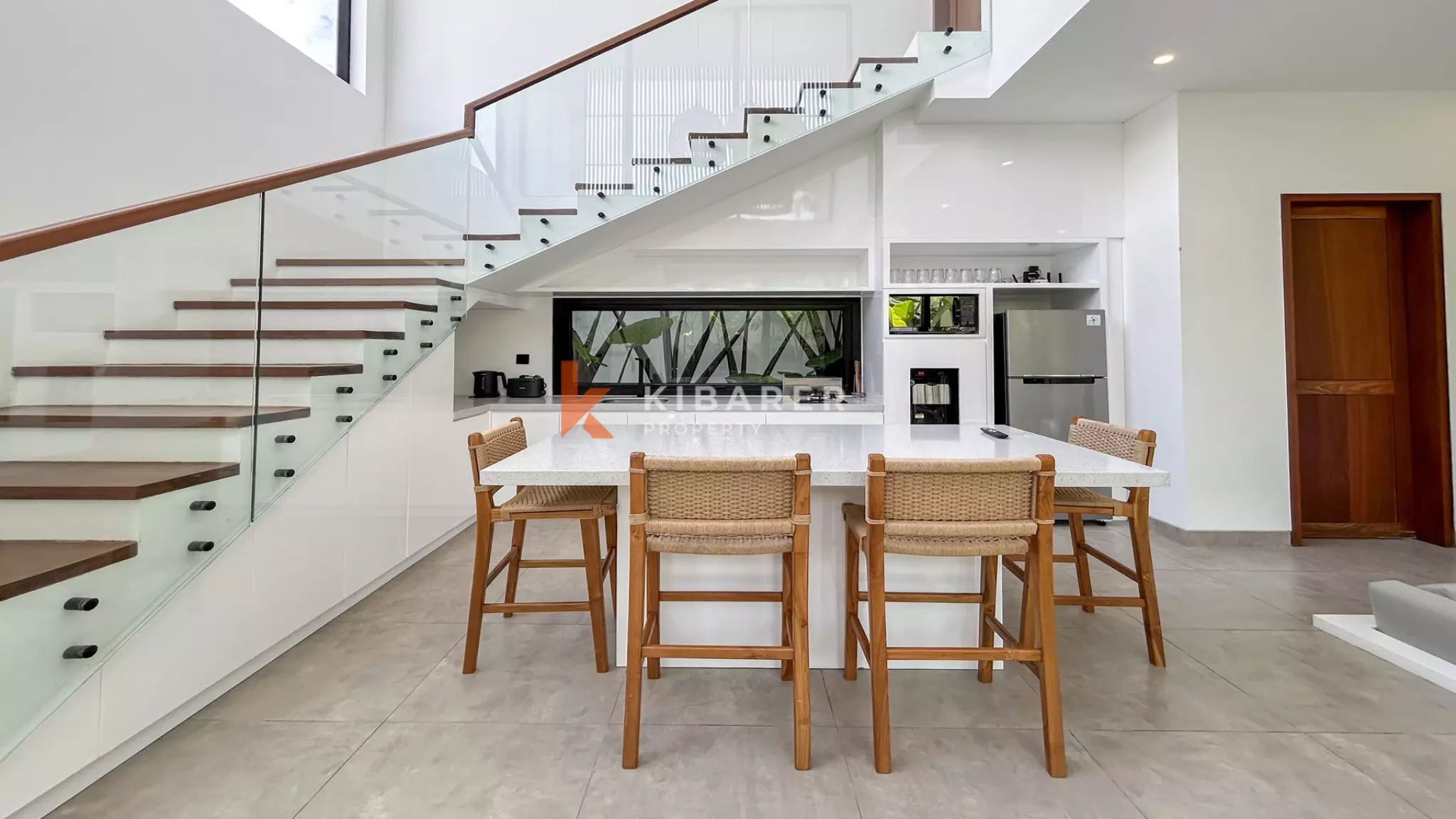 Villa tropicale contemporaine de deux chambres avec piscine privée à Batu Bolong, un emplacement de choix