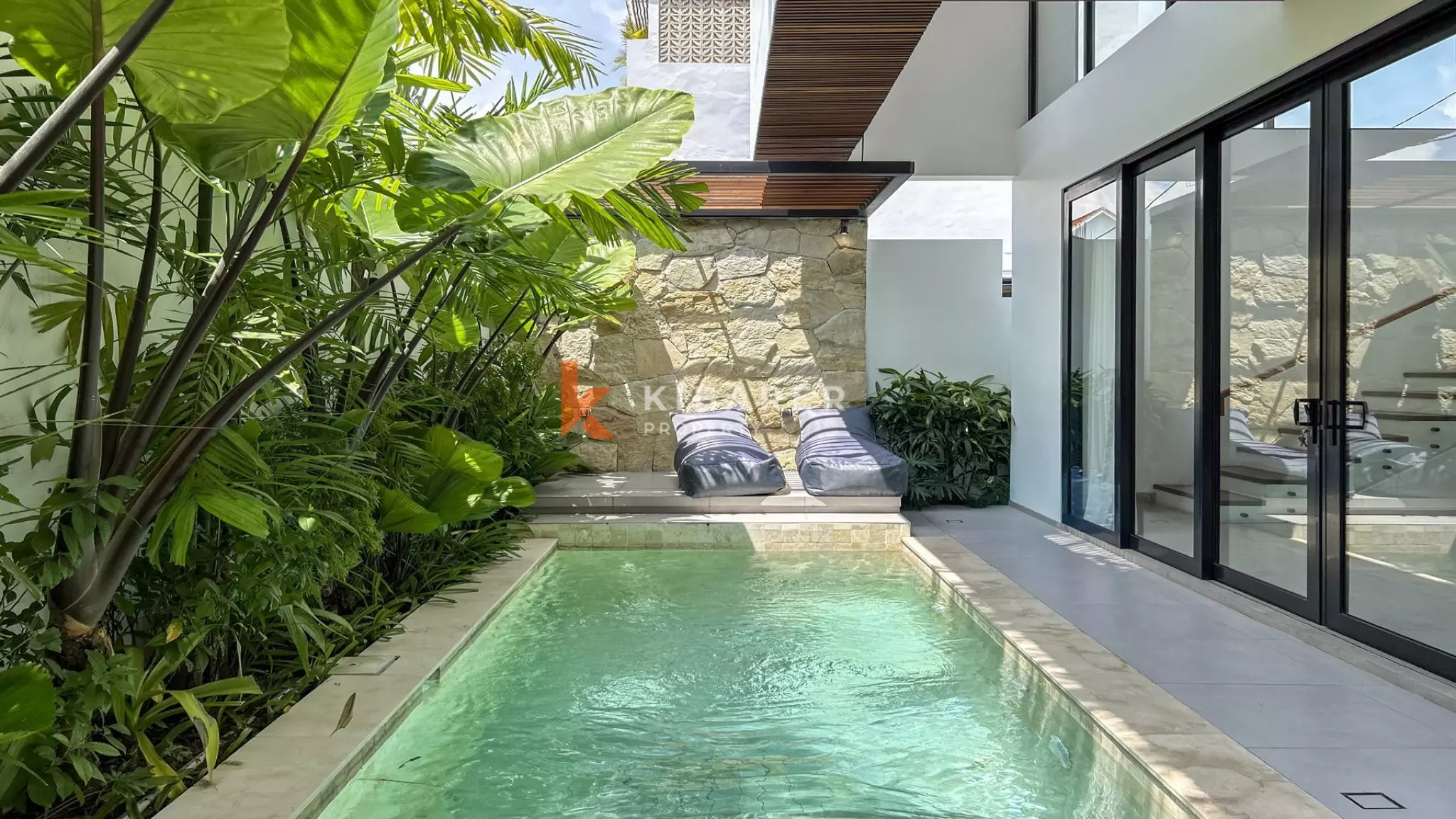 Villa tropicale contemporaine de deux chambres avec piscine privée à Batu Bolong, un emplacement de choix