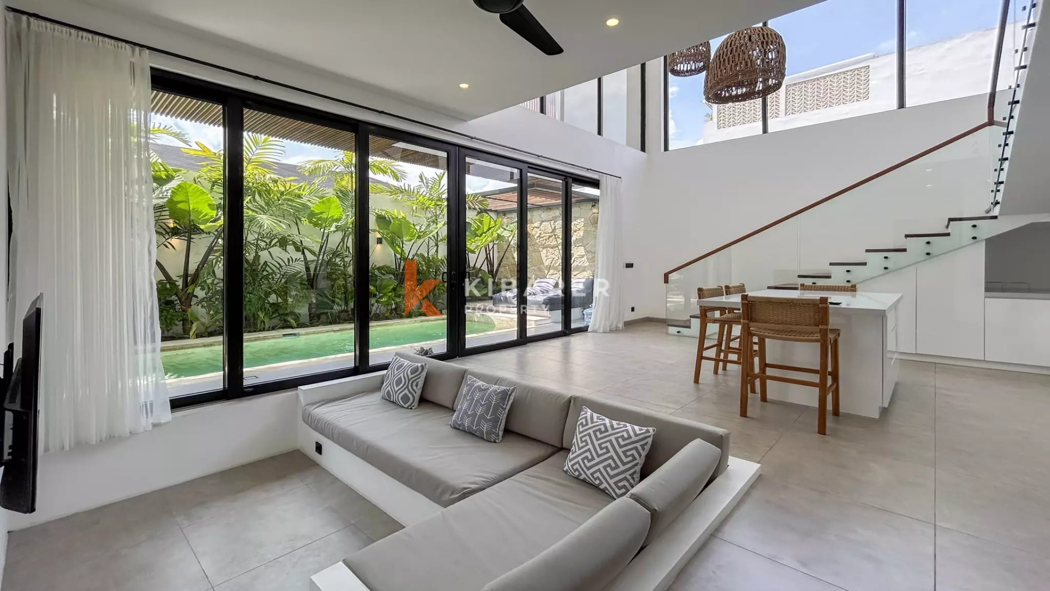 Villa tropicale contemporaine de deux chambres avec piscine privée à Batu Bolong, un emplacement de choix