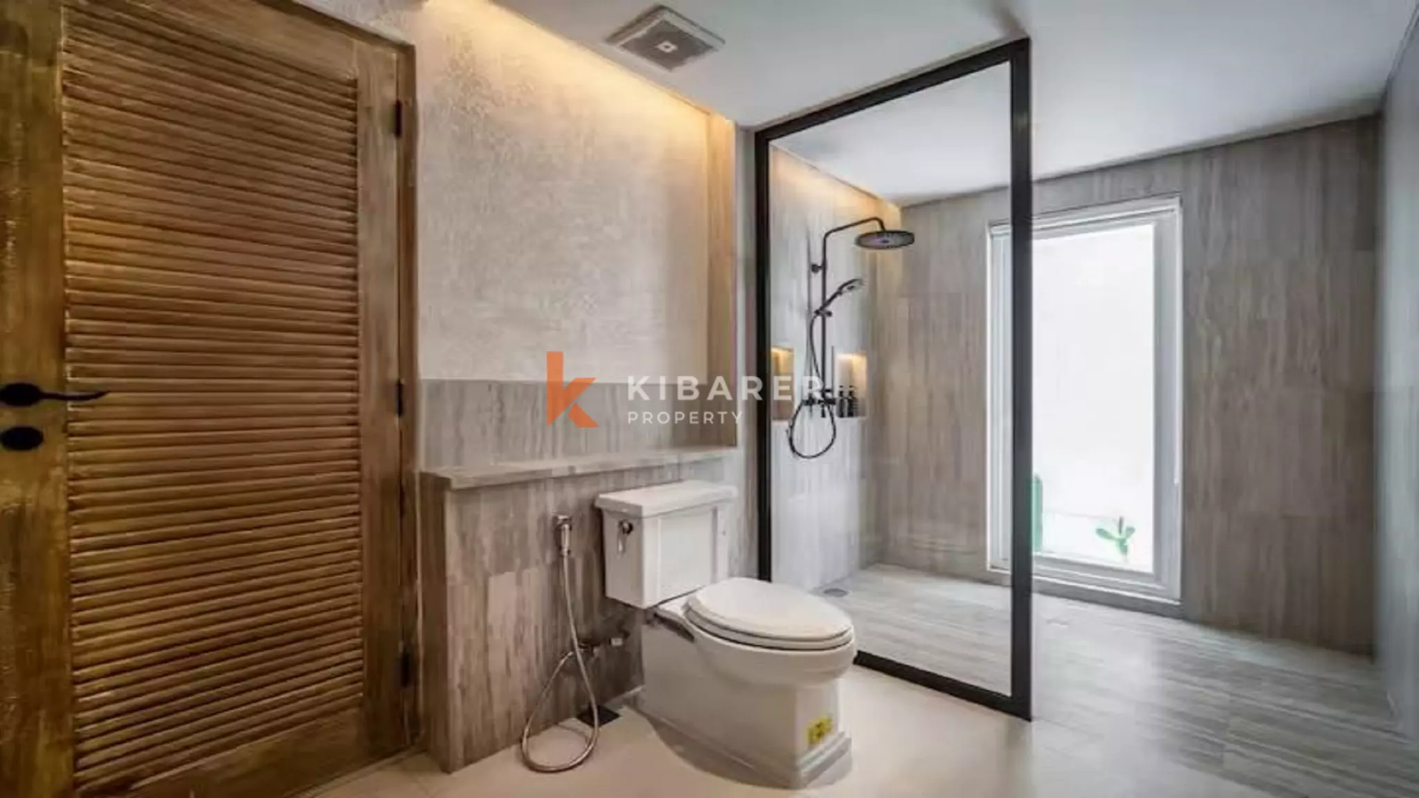 Spanish Style Two-Bedrooms Villa With Rooftop in Heart of Berawa