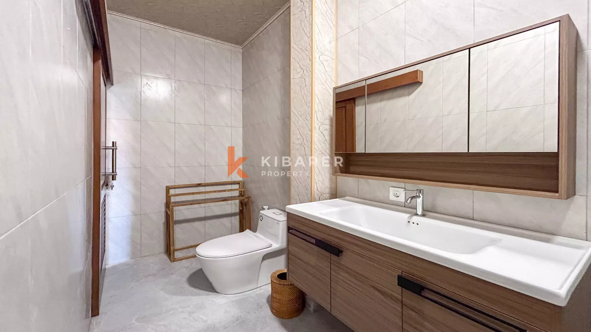 Charming Three-Bedroom Tropical Villa with Pool in Buduk