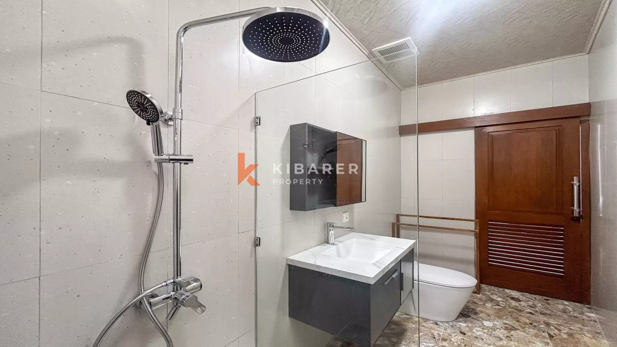 Charming Three-Bedroom Tropical Villa with Pool in Buduk