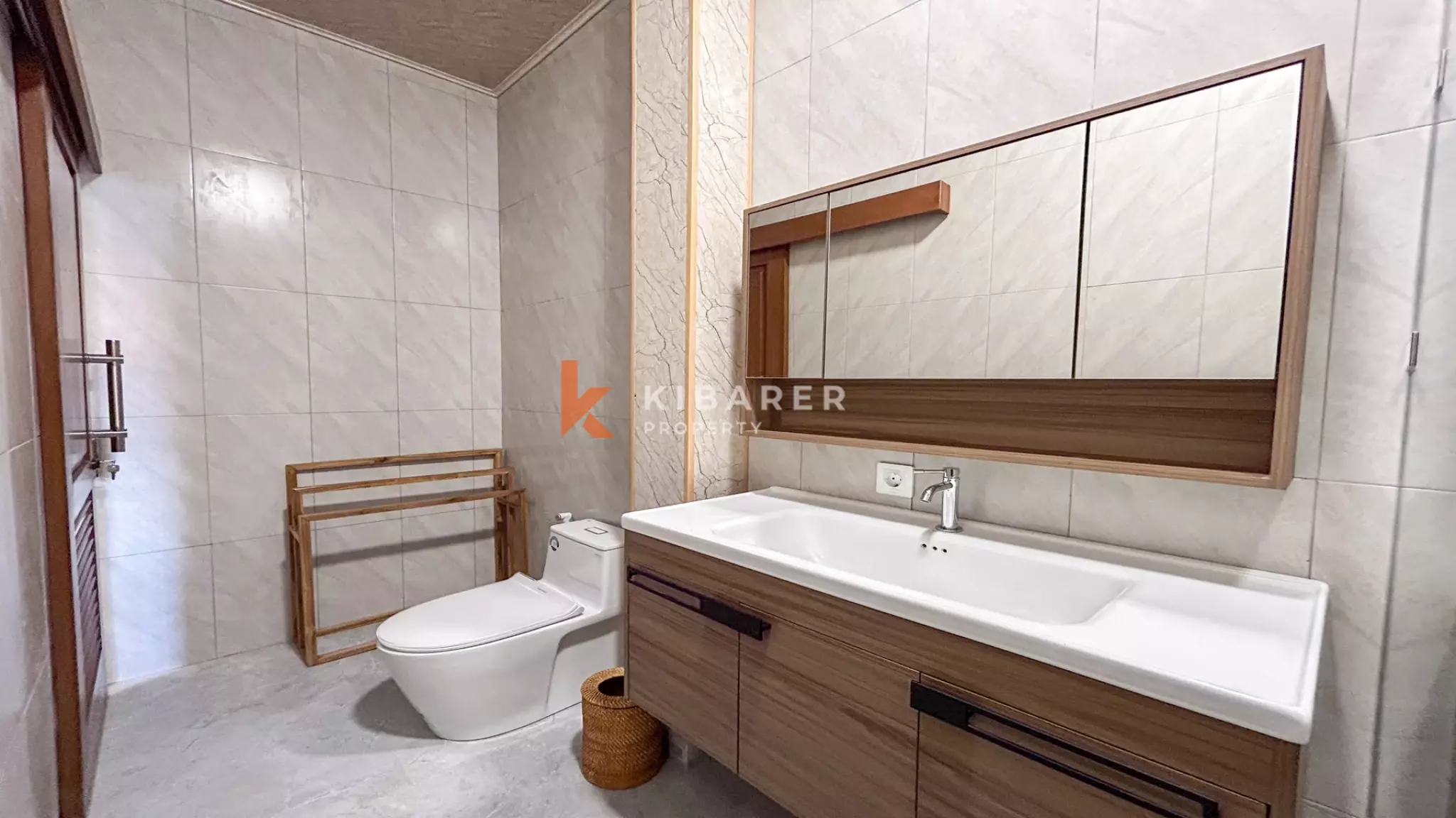 Charming Three-Bedroom Tropical Villa with Pool in Buduk