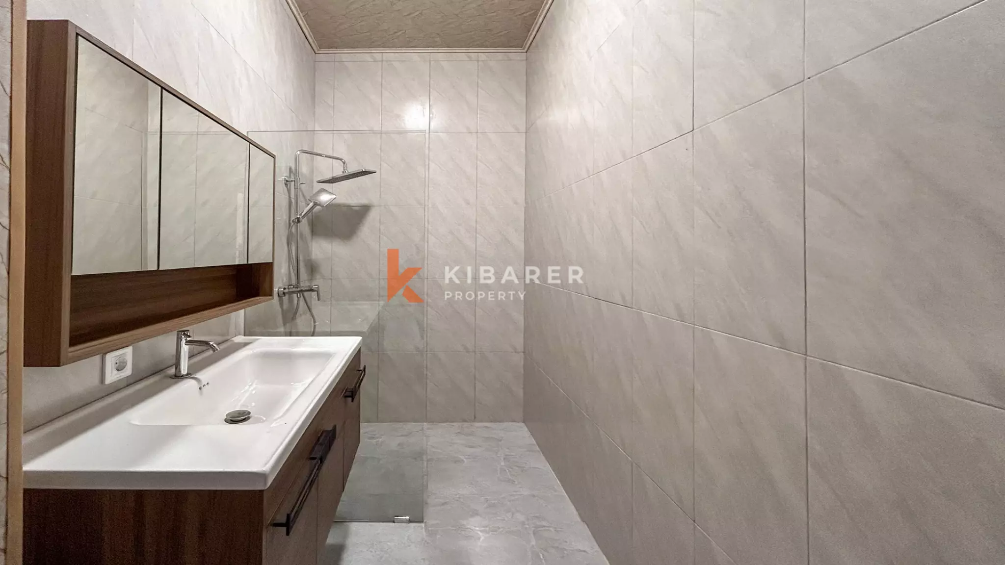 Charming Three-Bedroom Tropical Villa with Pool in Buduk