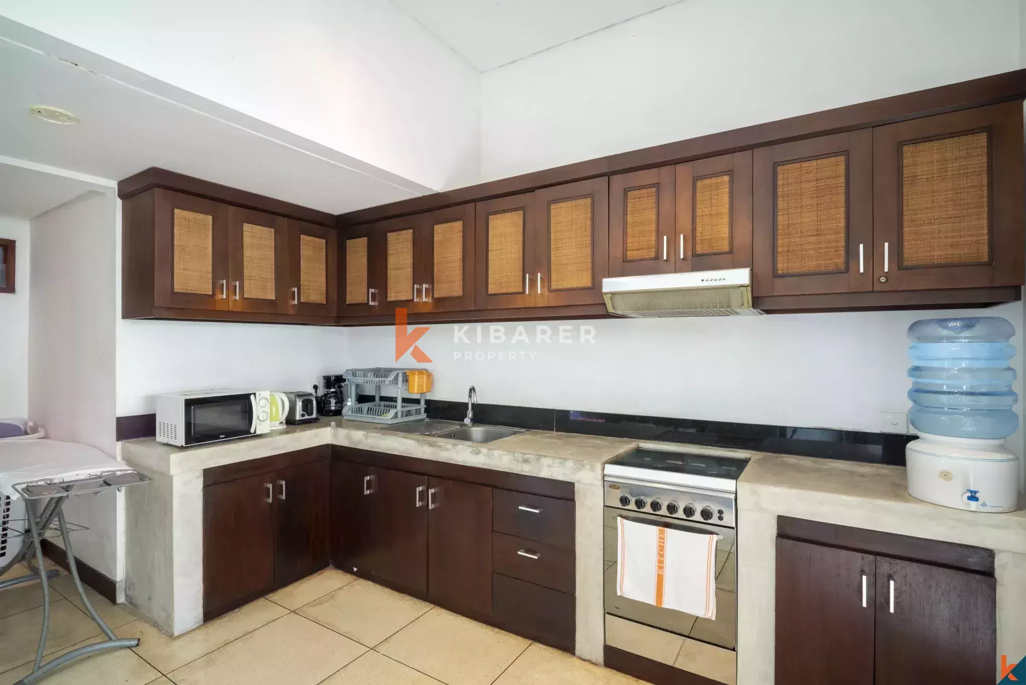 Villa Tropis Tiga Kamar Tidur yang Tenang di Jantung Pererenan