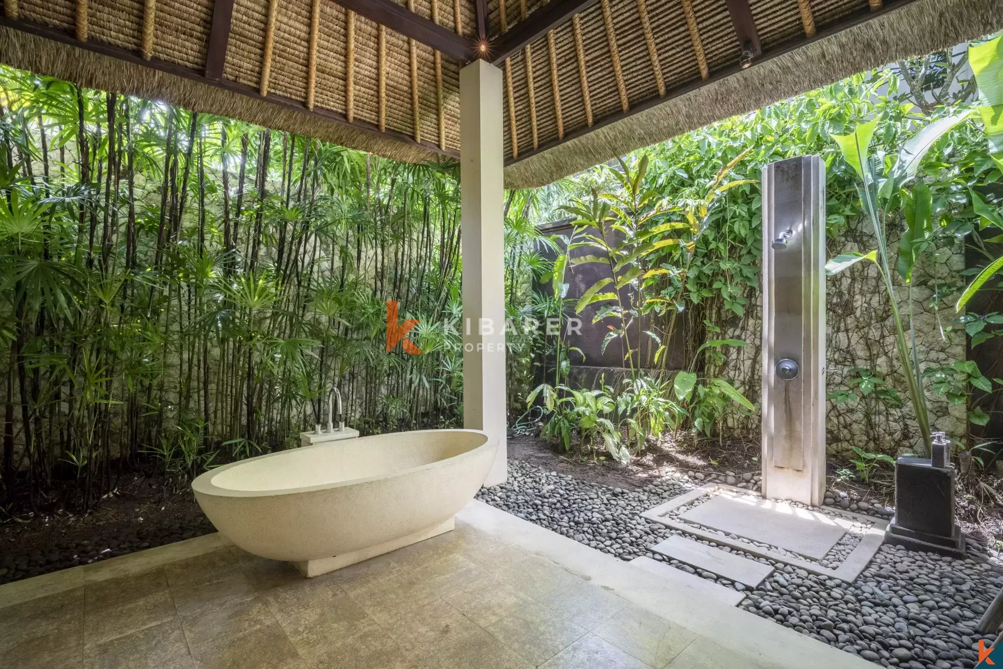 Villa Tropis Tiga Kamar Tidur yang Tenang di Jantung Pererenan