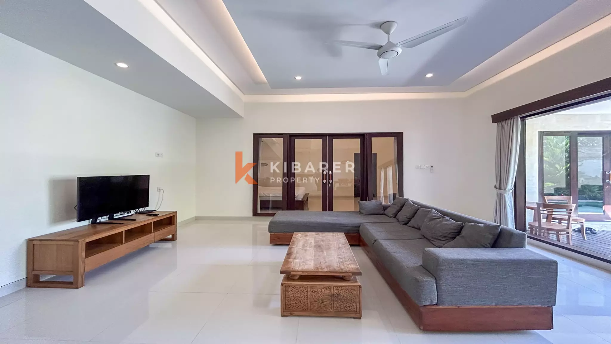 Villa Tropis Menawan dengan Dua Kamar Tidur dan Kolam Renang di Buduk