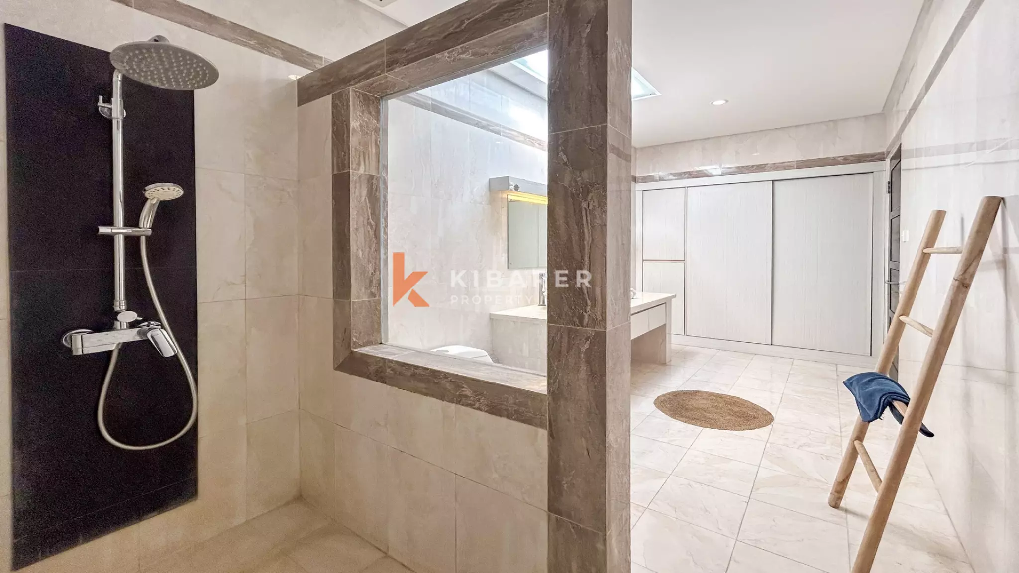 Villa Tropis Menawan dengan Dua Kamar Tidur dan Kolam Renang di Buduk