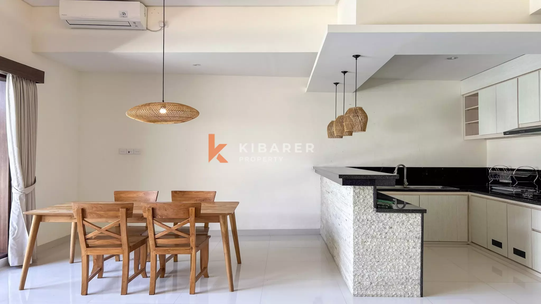 Villa Tropis Menawan dengan Dua Kamar Tidur dan Kolam Renang di Buduk