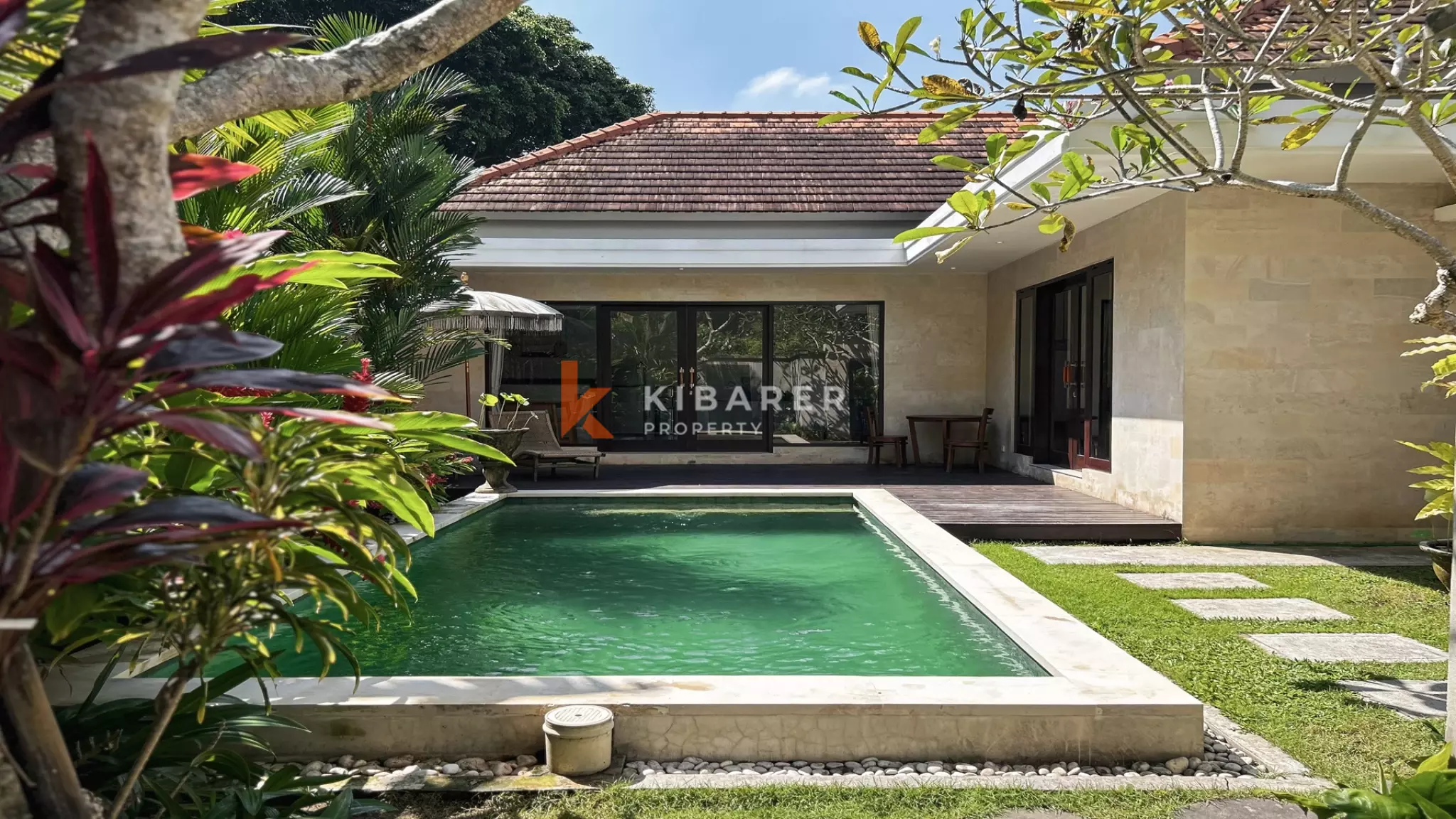 Villa Tropis Menawan dengan Dua Kamar Tidur dan Kolam Renang di Buduk