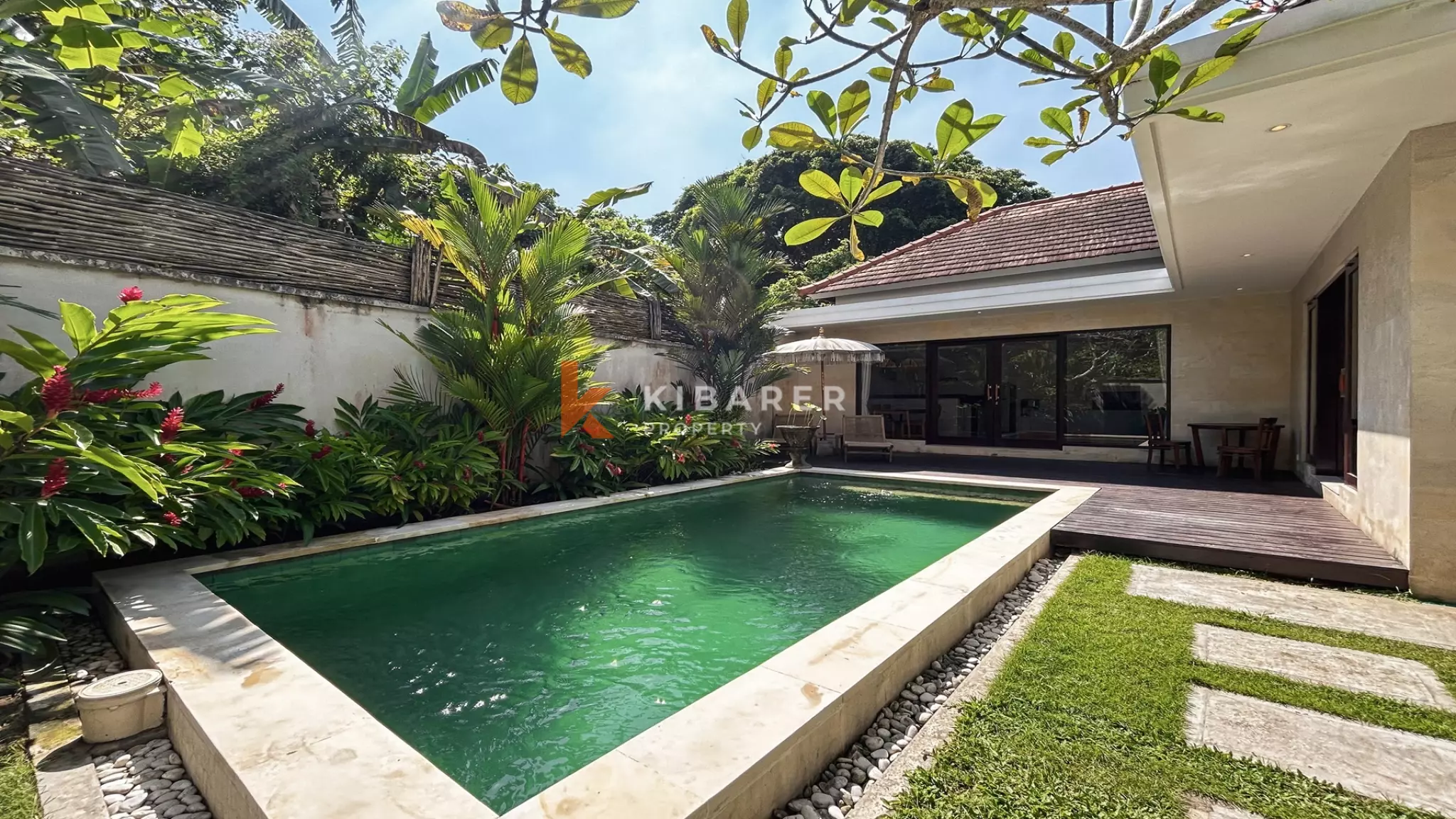 Villa Tropis Menawan dengan Dua Kamar Tidur dan Kolam Renang di Buduk