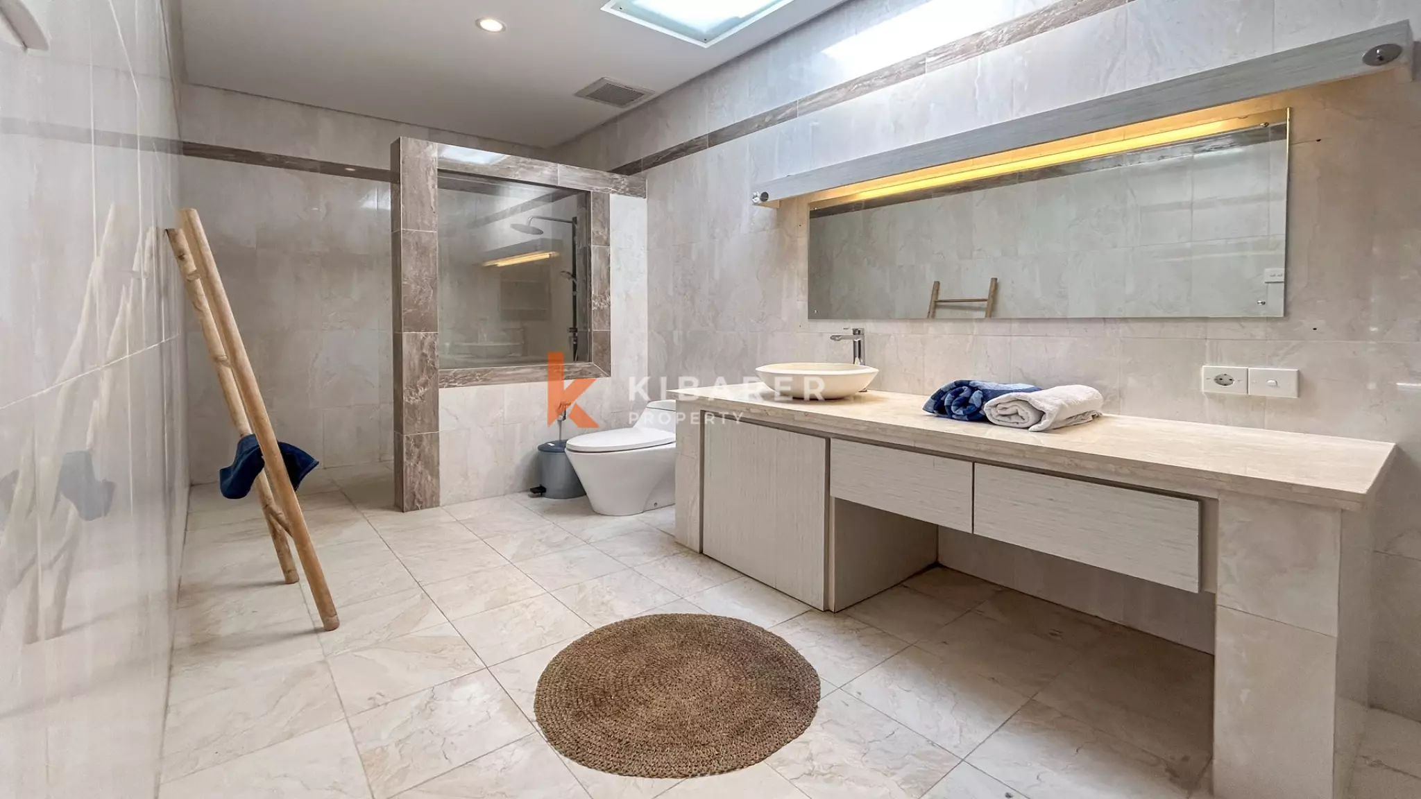 Villa Tropis Menawan dengan Dua Kamar Tidur dan Kolam Renang di Buduk