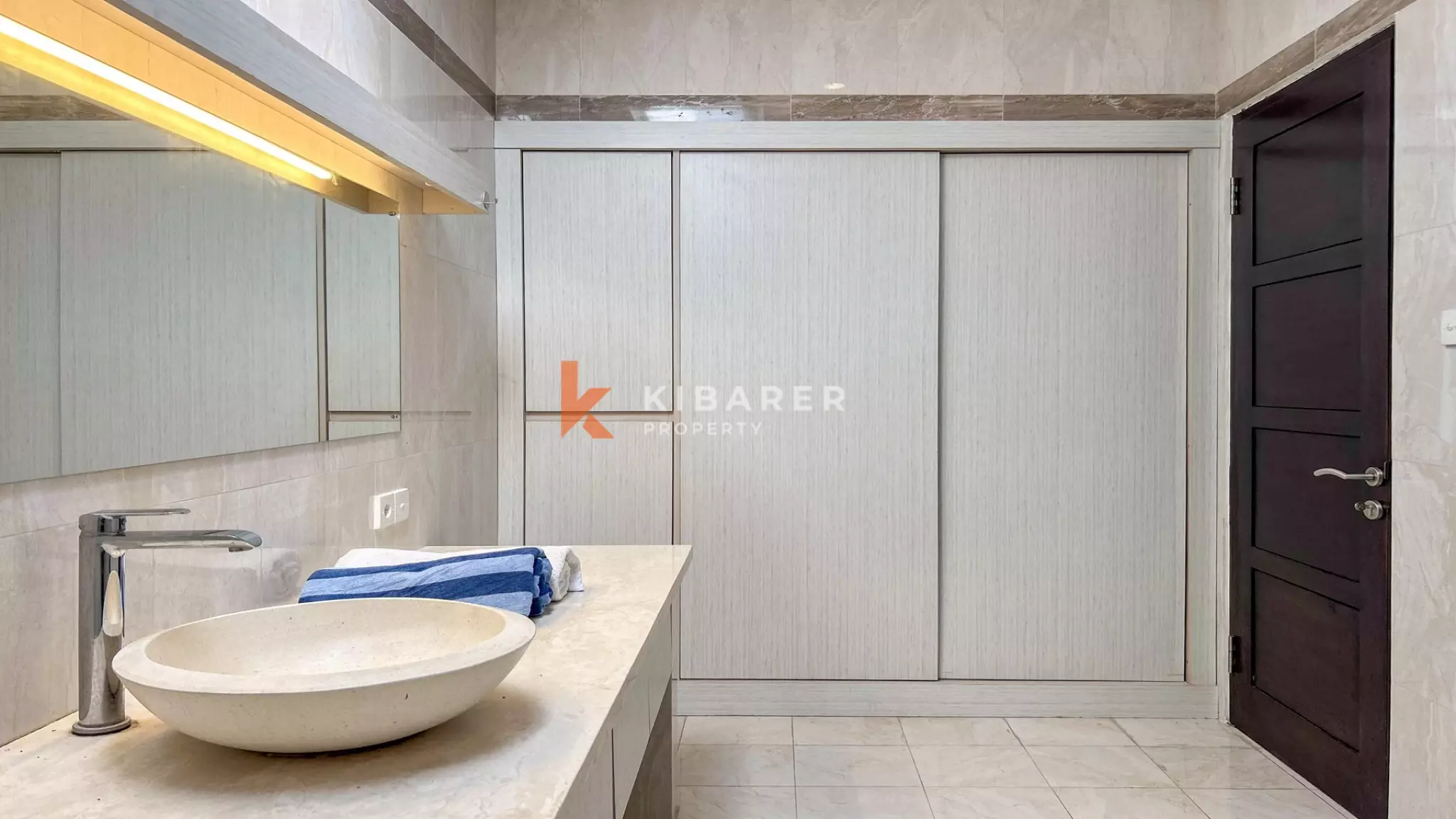 Villa Tropis Menawan dengan Dua Kamar Tidur dan Kolam Renang di Buduk