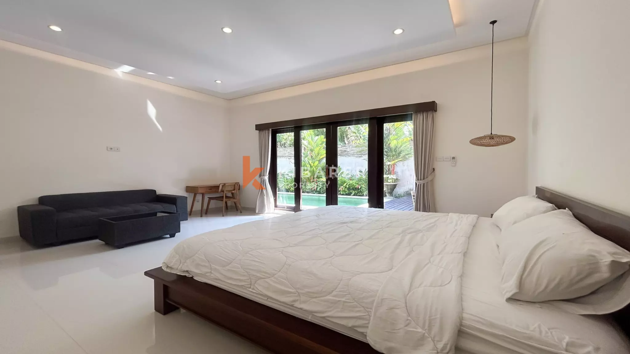 Villa Tropis Menawan dengan Dua Kamar Tidur dan Kolam Renang di Buduk