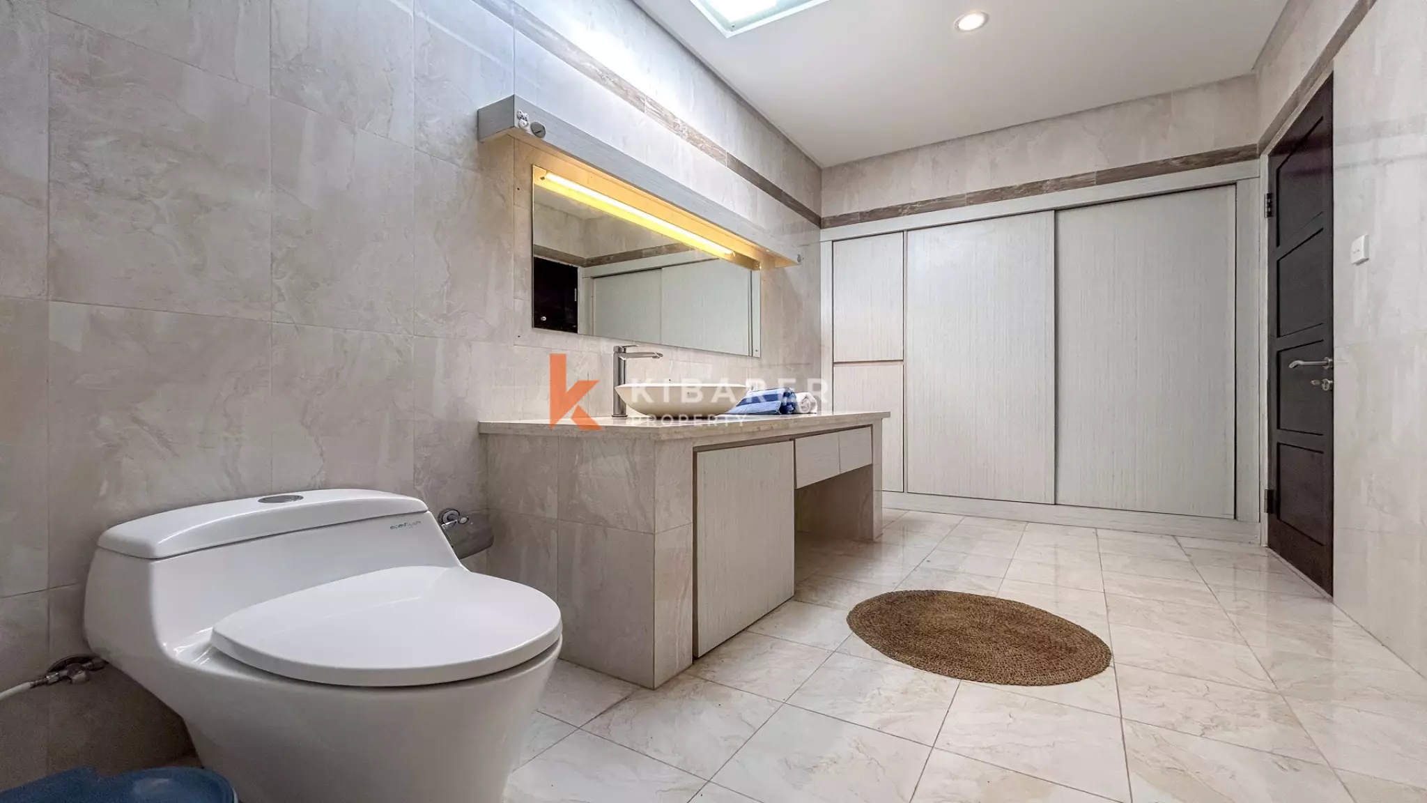 Villa Tropis Menawan dengan Dua Kamar Tidur dan Kolam Renang di Buduk