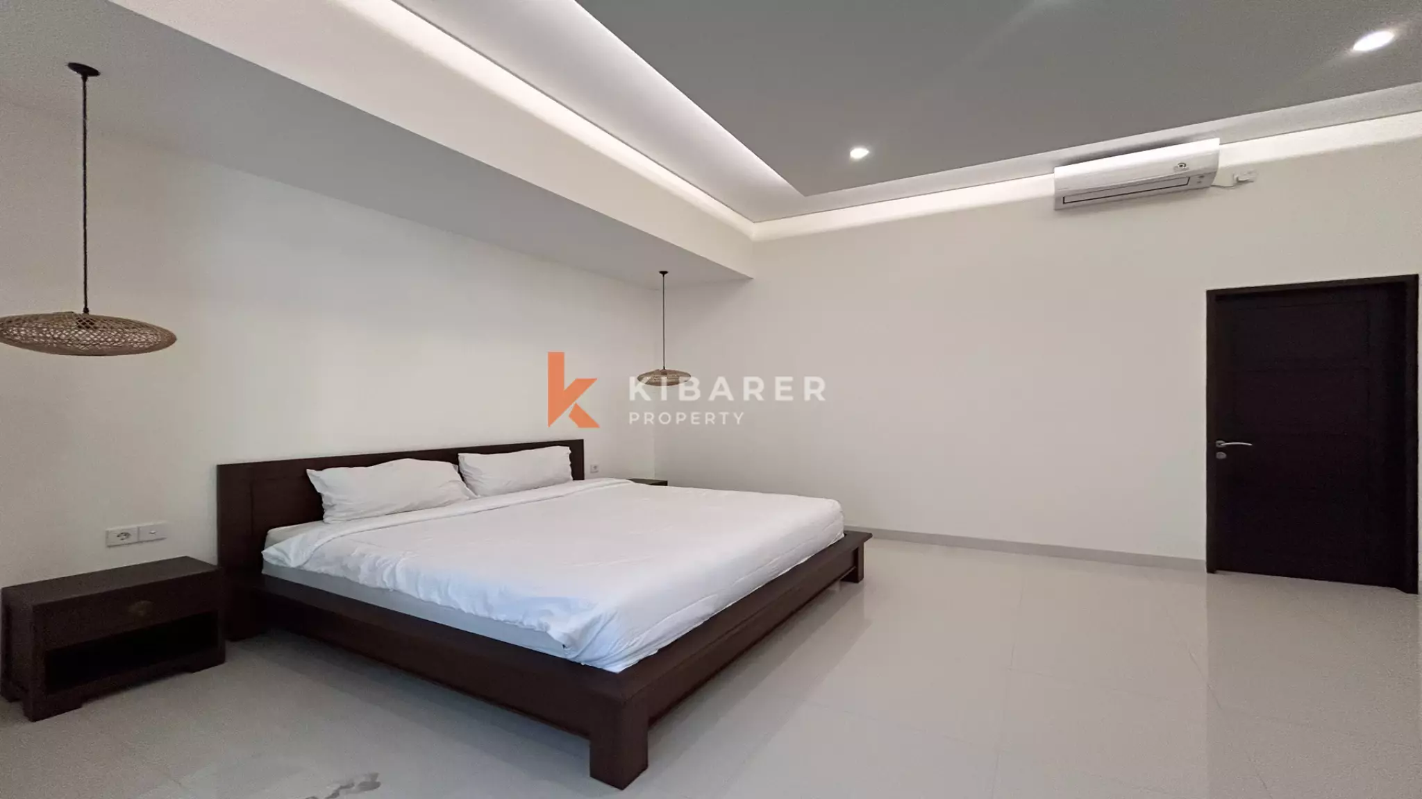 Villa Tropis Menawan dengan Dua Kamar Tidur dan Kolam Renang di Buduk