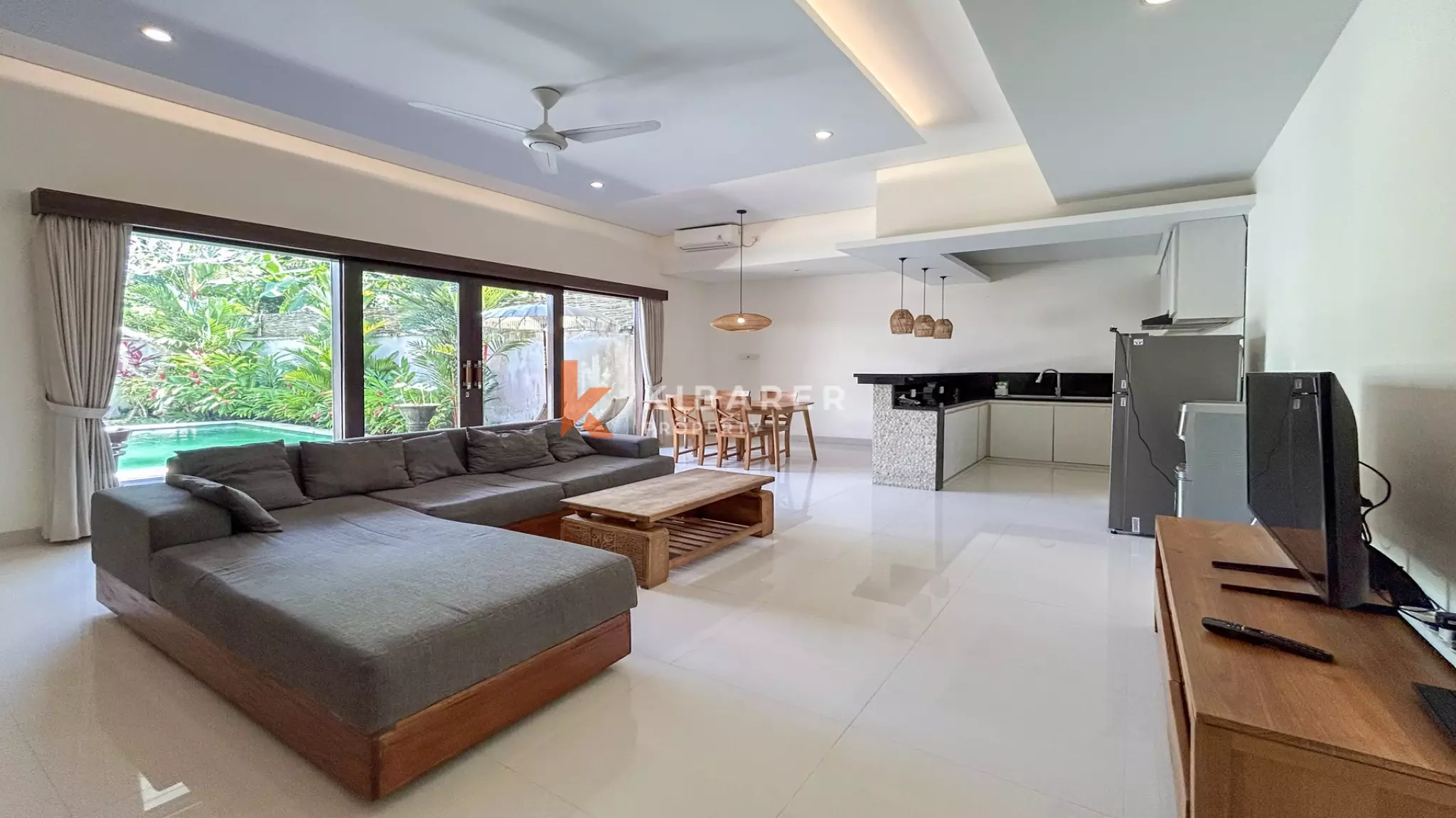 Villa Tropis Menawan dengan Dua Kamar Tidur dan Kolam Renang di Buduk