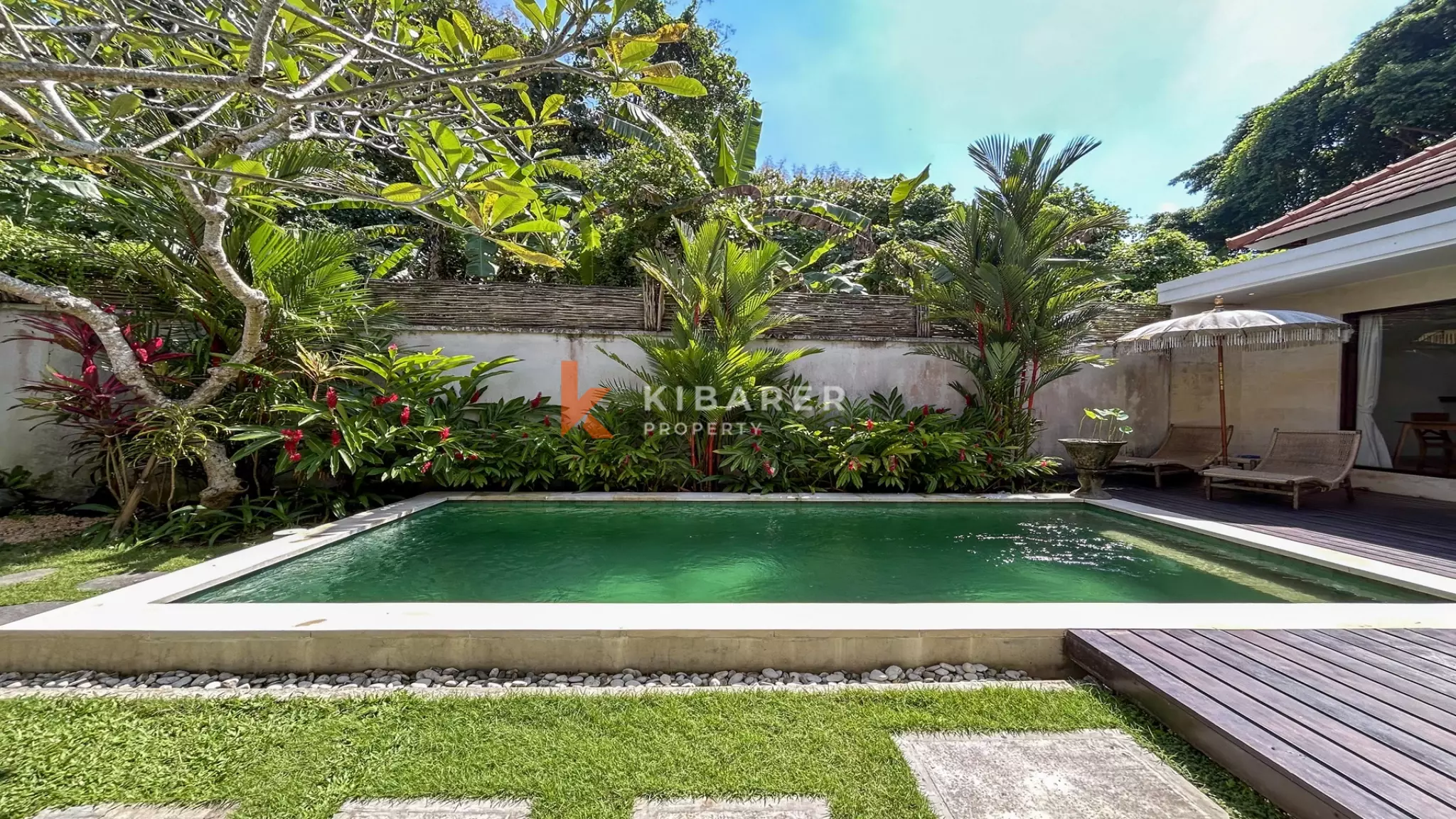 Villa Tropis Menawan dengan Dua Kamar Tidur dan Kolam Renang di Buduk