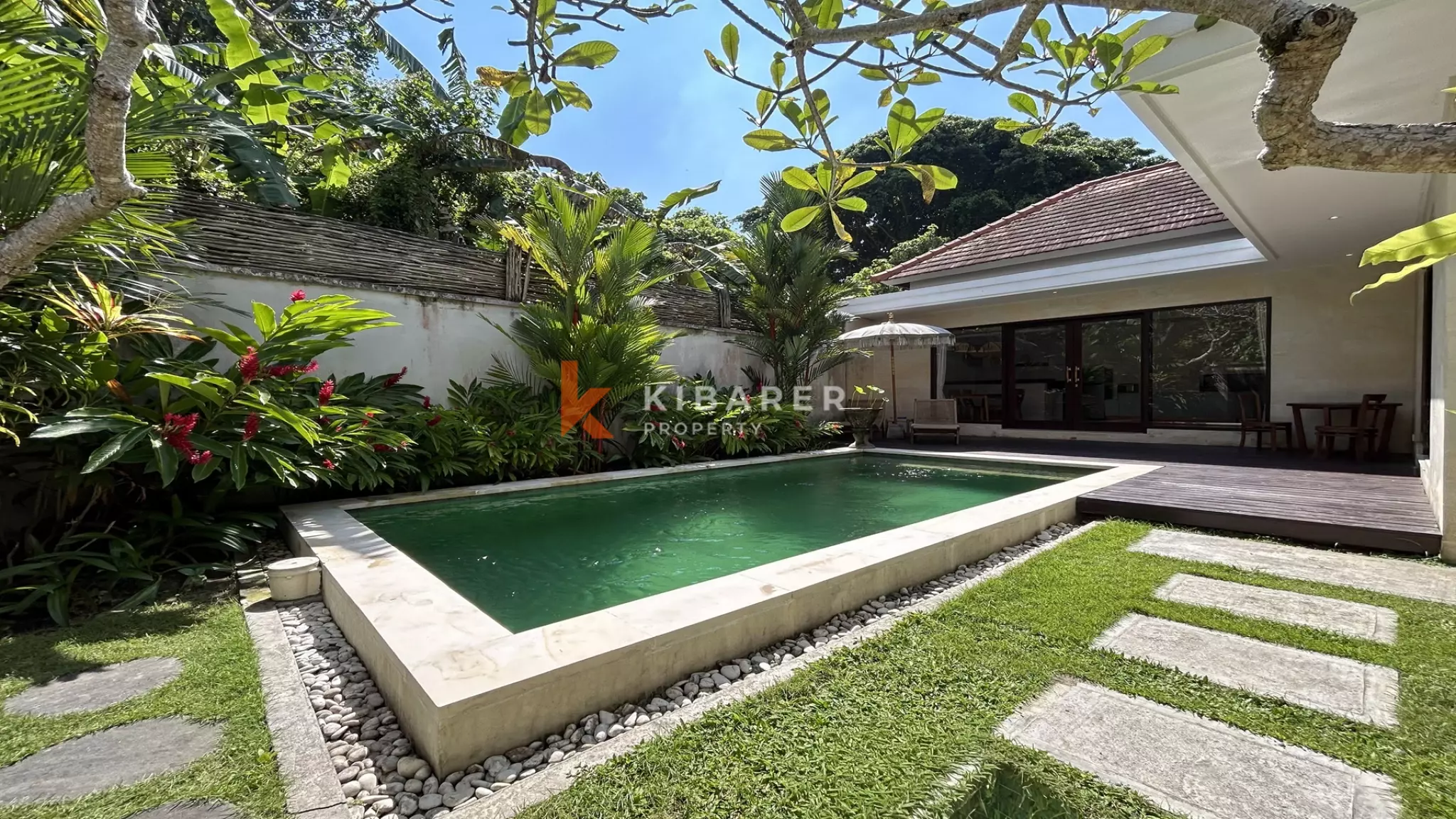 Villa Tropis Menawan dengan Dua Kamar Tidur dan Kolam Renang di Buduk